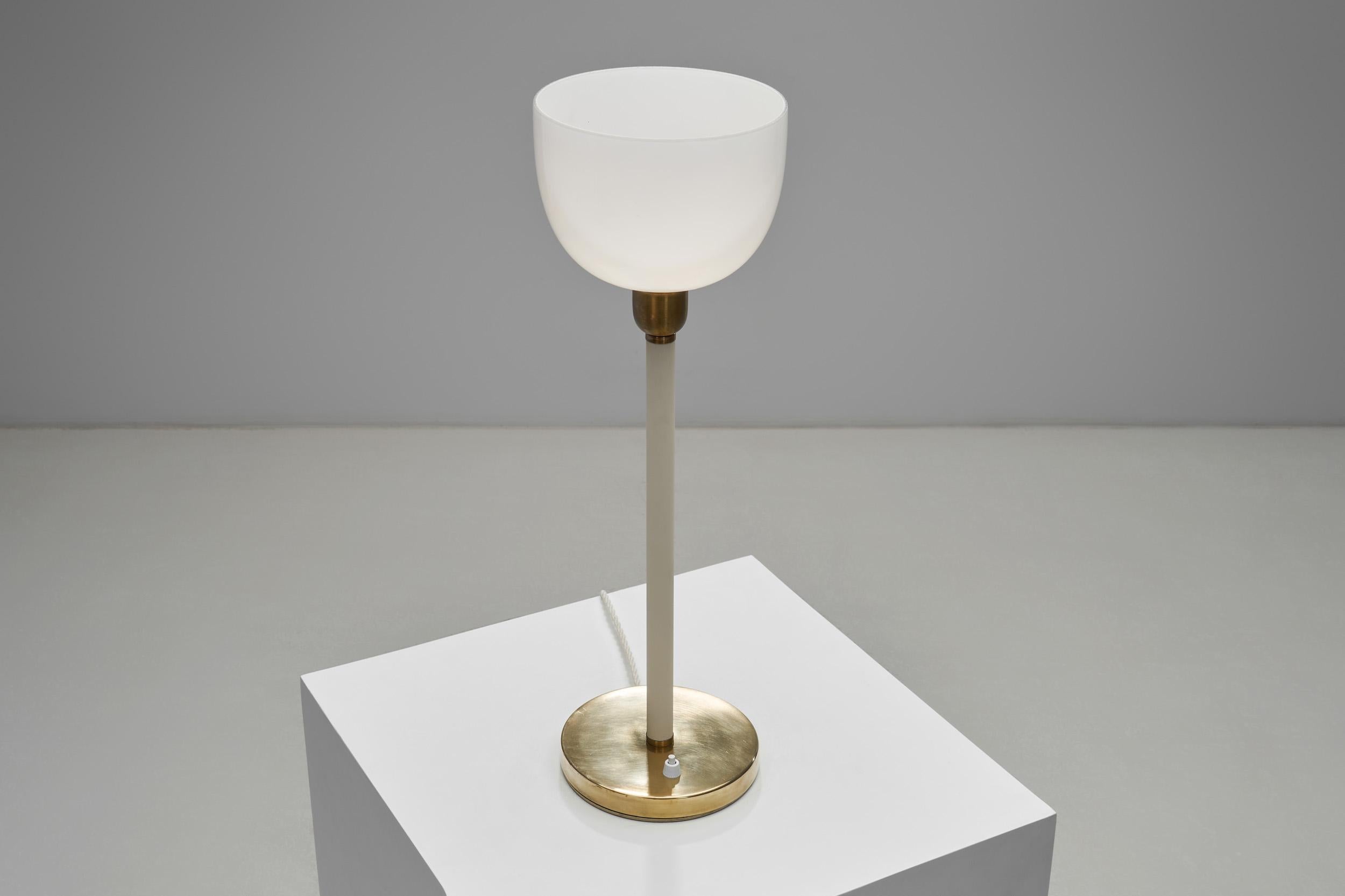 Paire de lampes de table en laiton avec coupes en verre pour ASEA, Suède Milieu du XXe siècle en vente 1