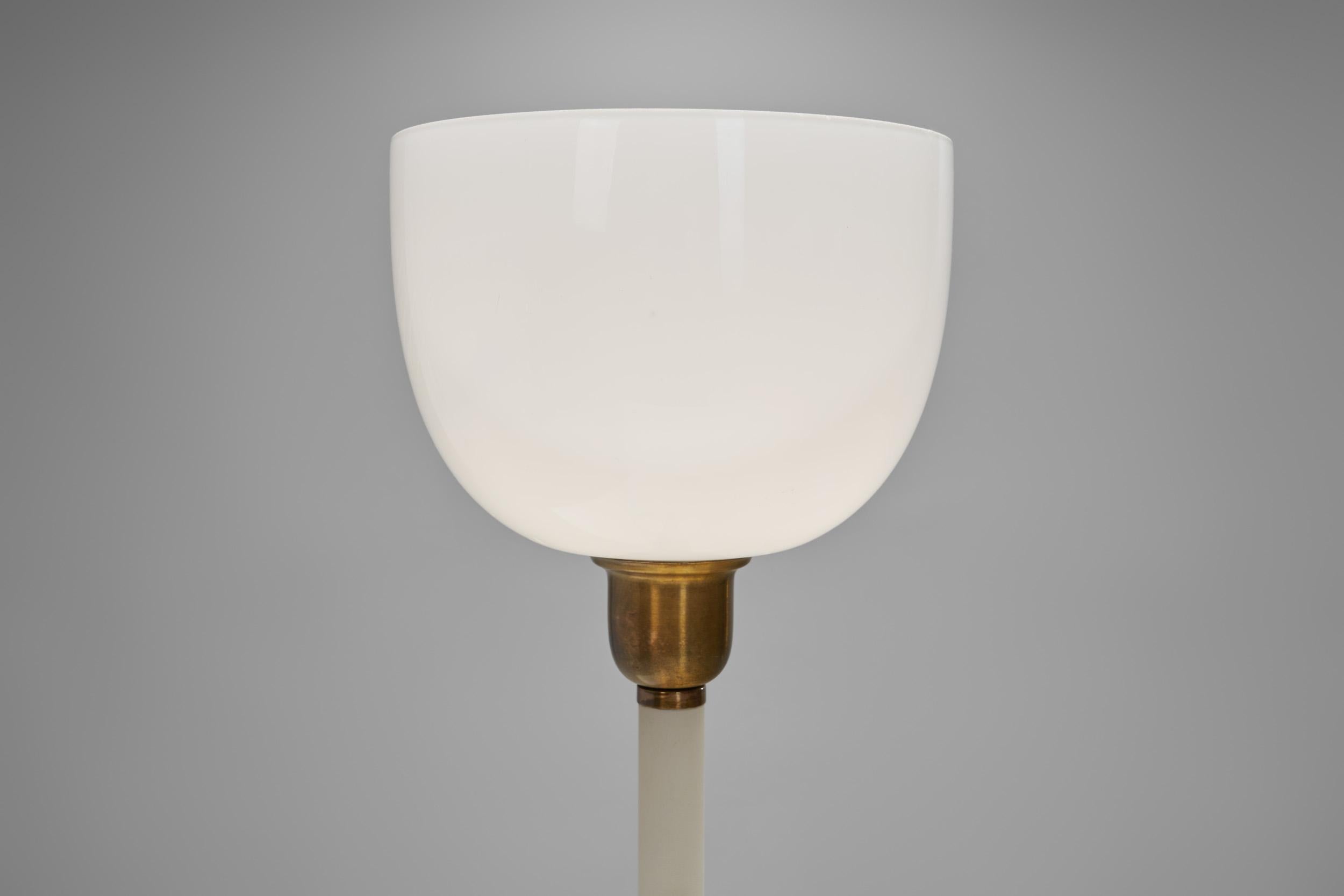 Paire de lampes de table en laiton avec coupes en verre pour ASEA, Suède Milieu du XXe siècle en vente 2
