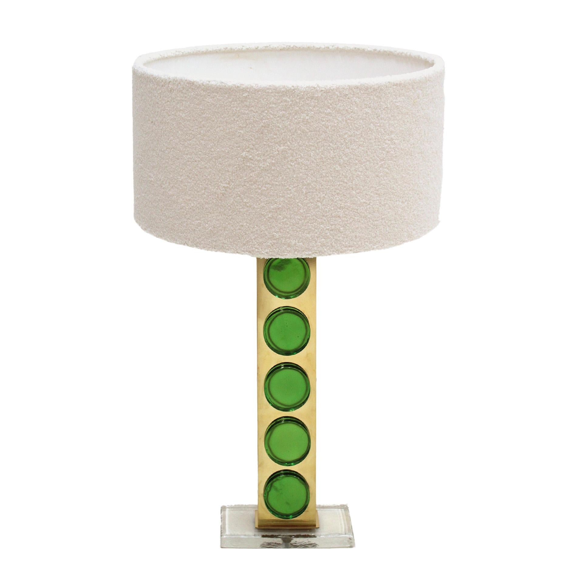 Paire de lampes de table avec structure en laiton et pièces en verre vert de Murano.
Abat-jour inclus. 

Chaque article proposé par LA Studio est contrôlé par notre équipe de 10 artisans dans notre atelier interne. Des demandes spéciales de