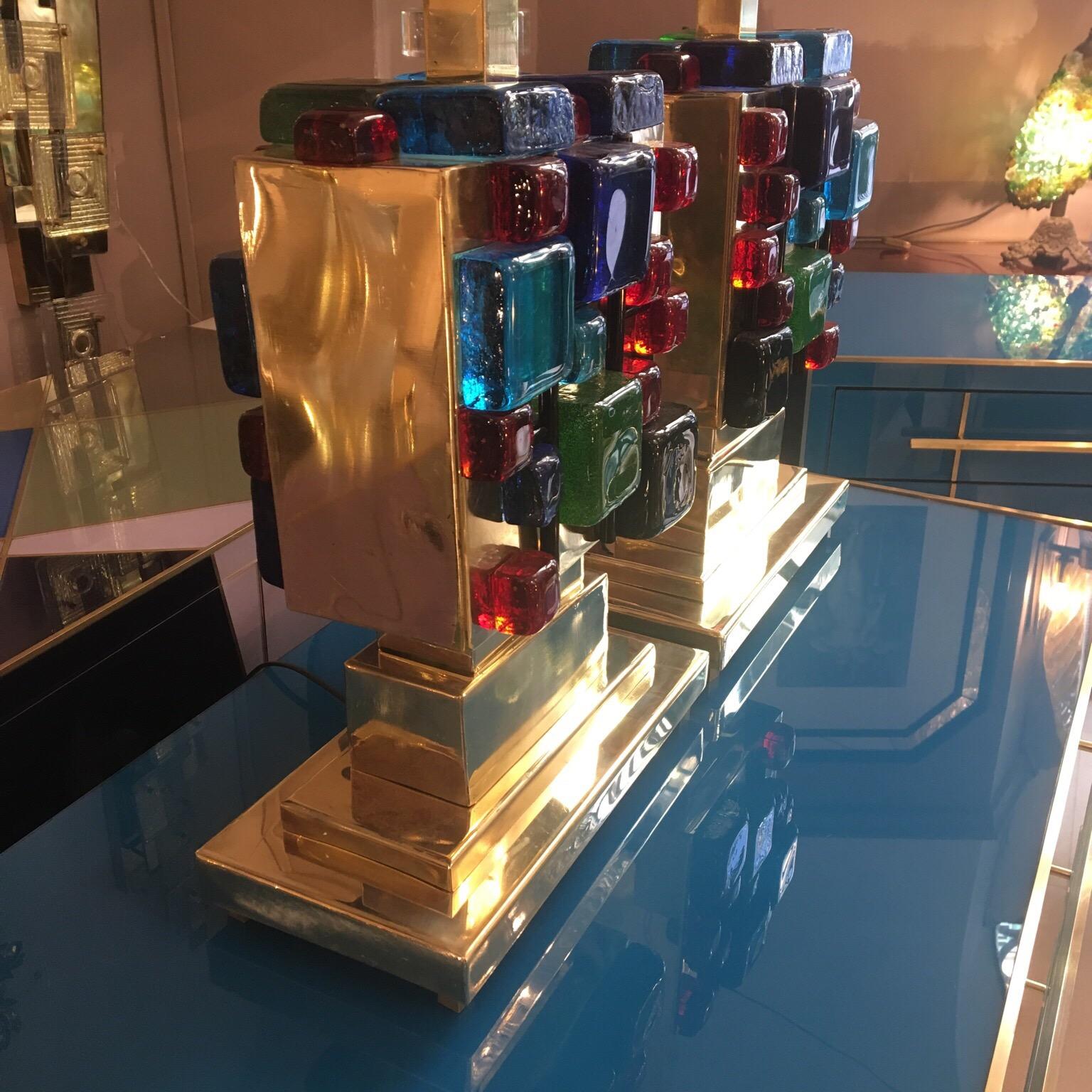 Paire de lampes de bureau en laiton avec cubes en verre de Murano multicolores, années 1980 4