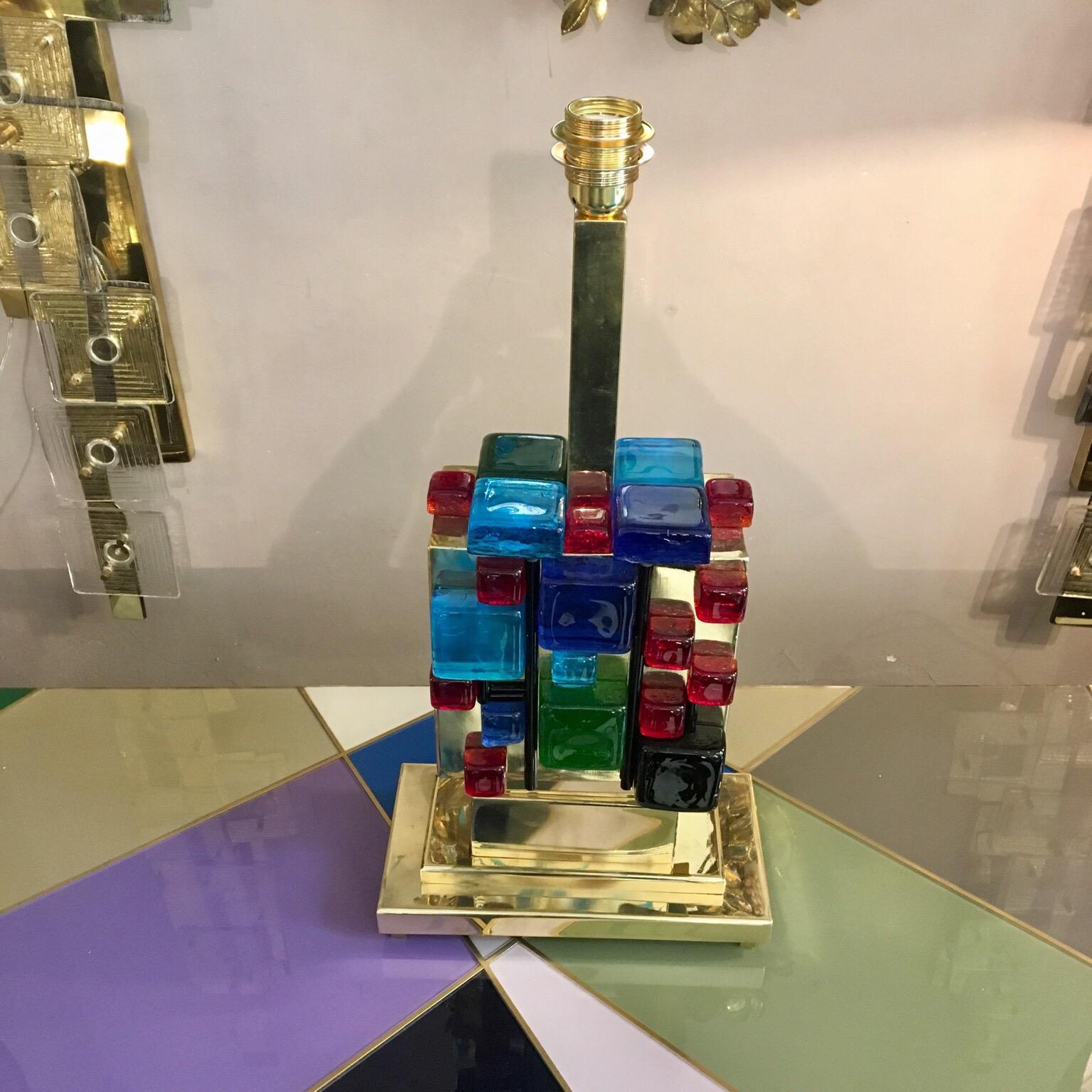 Paire de lampes de bureau en laiton avec cubes en verre de Murano multicolores, années 1980 5