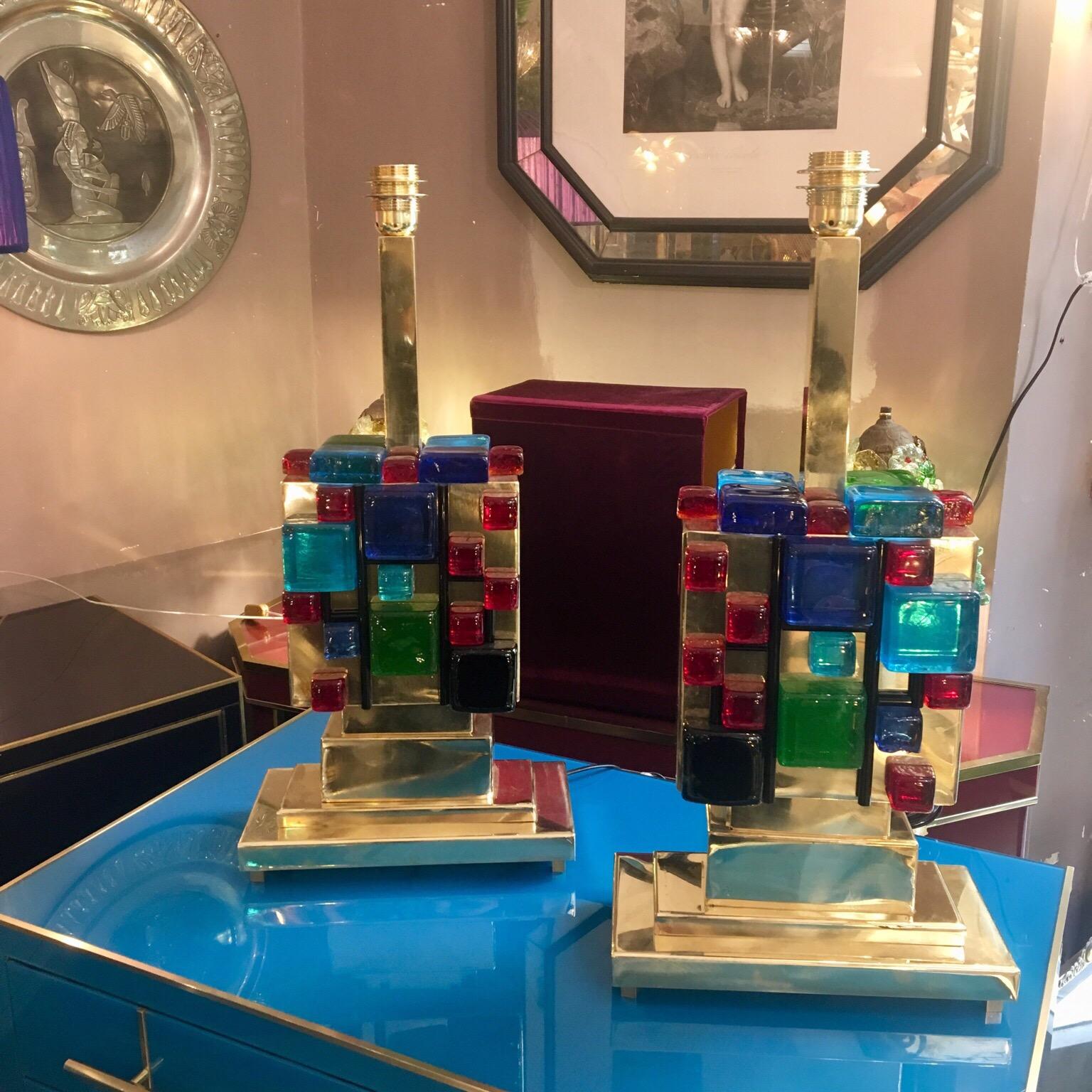 Paire de lampes de bureau en laiton avec cubes en verre de Murano multicolores, années 1980 9