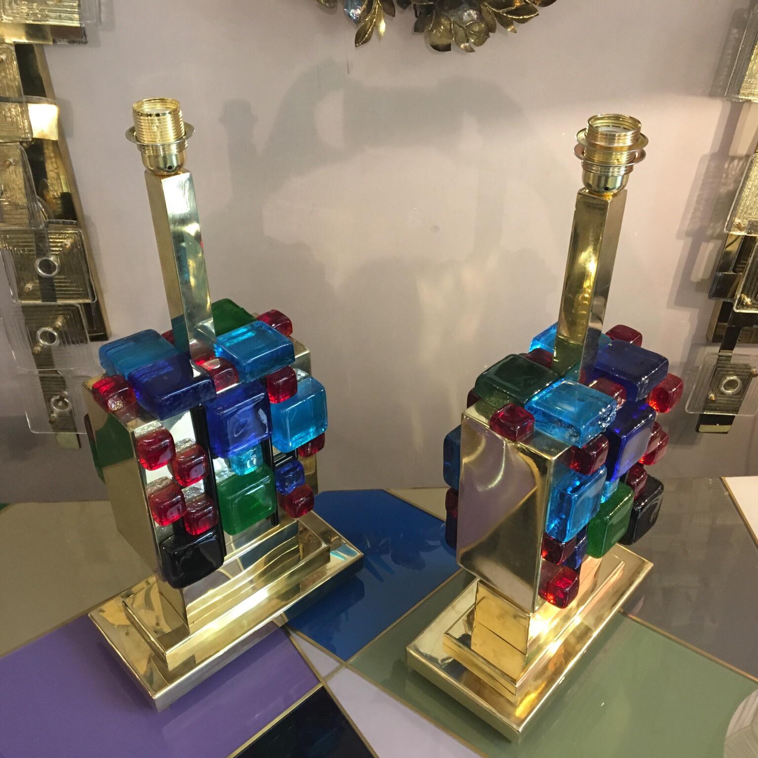 Paire de lampes de bureau en laiton avec cubes en verre de Murano multicolores, années 1980 12