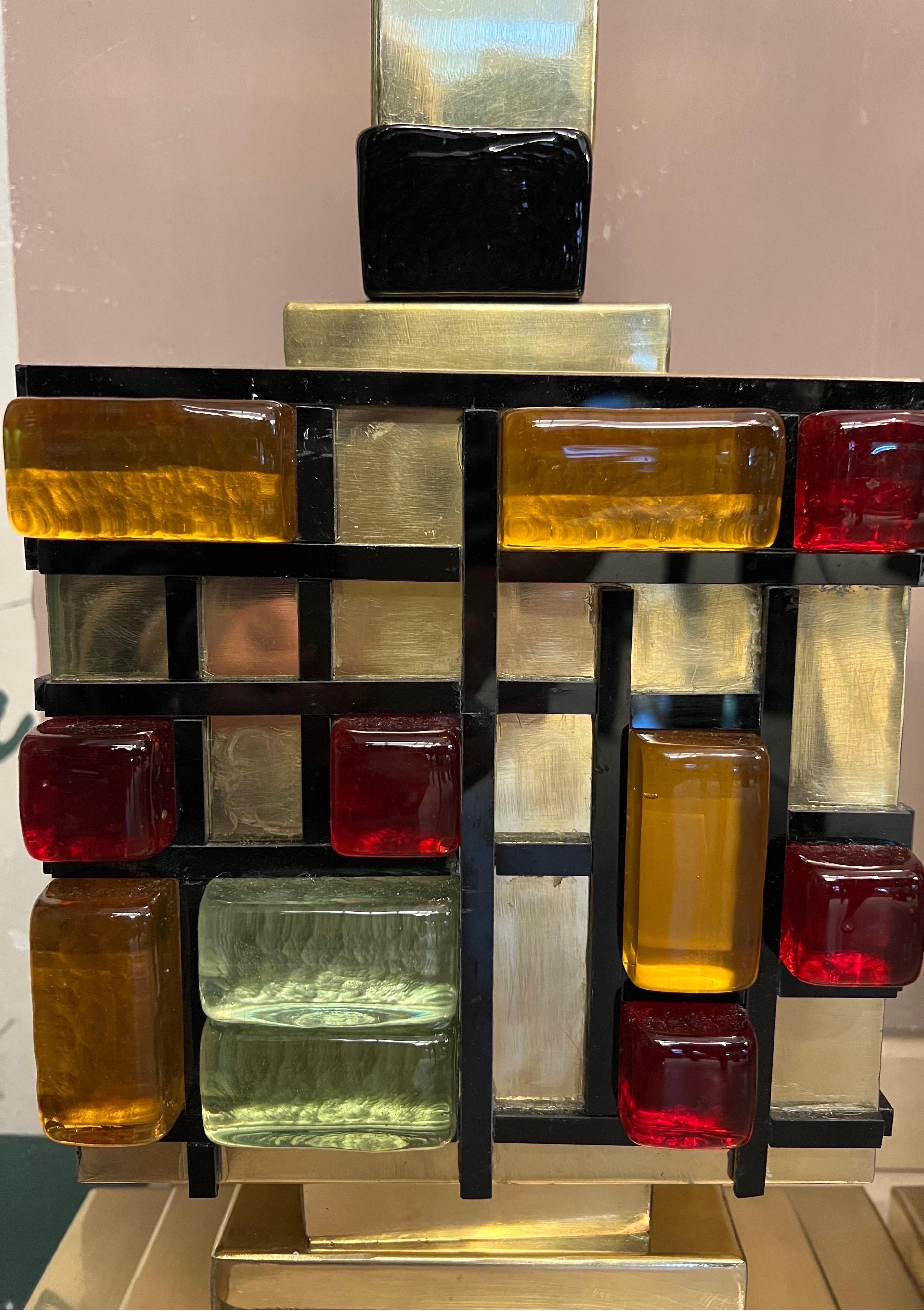 Pair of brass table lamps with multicolored Murano glass cubes.
The bright colors of the glass create an incredible effect when the light goes through.
We can realize lampshades with customized designs.