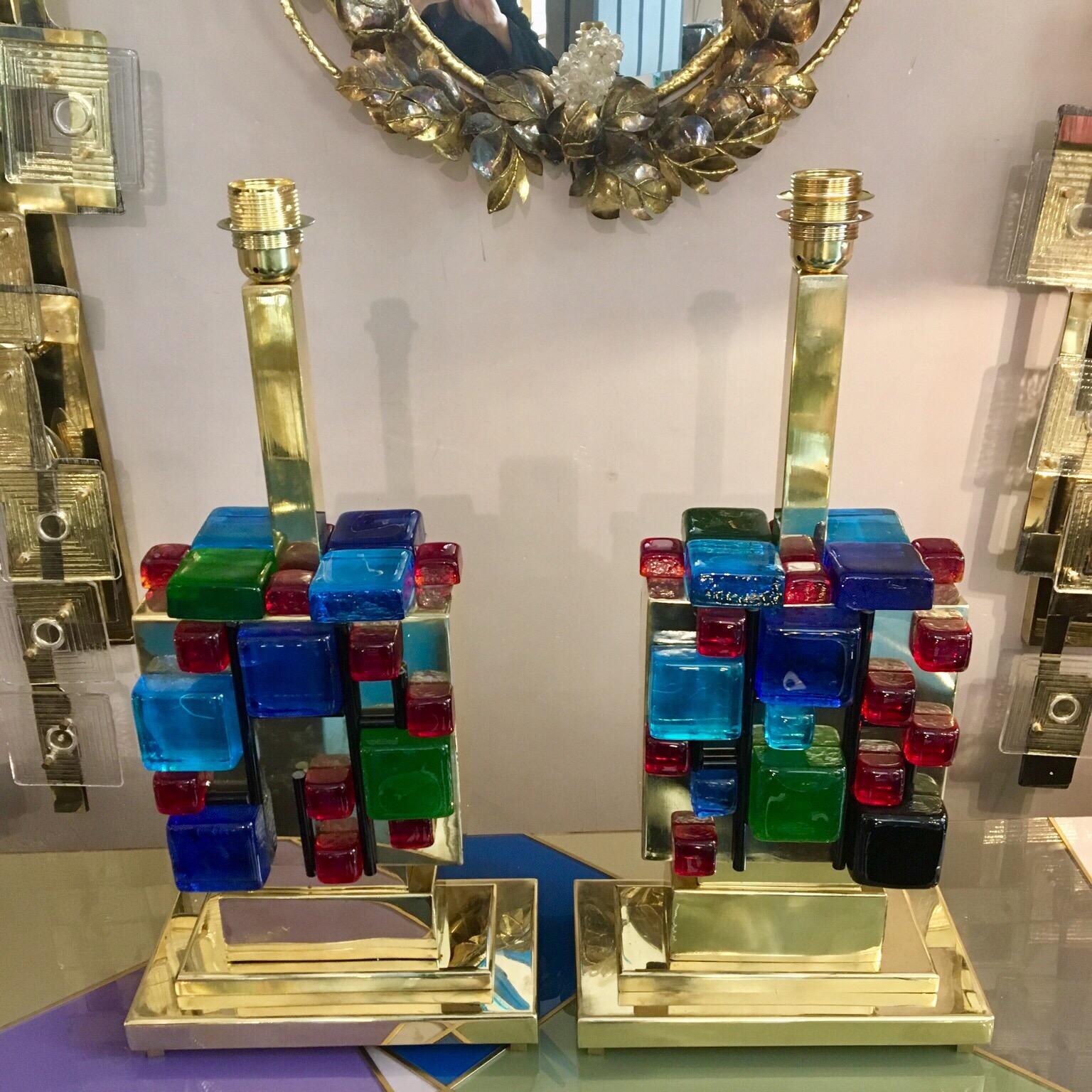 Moderne Paire de lampes de bureau en laiton avec cubes en verre de Murano multicolores, années 1980