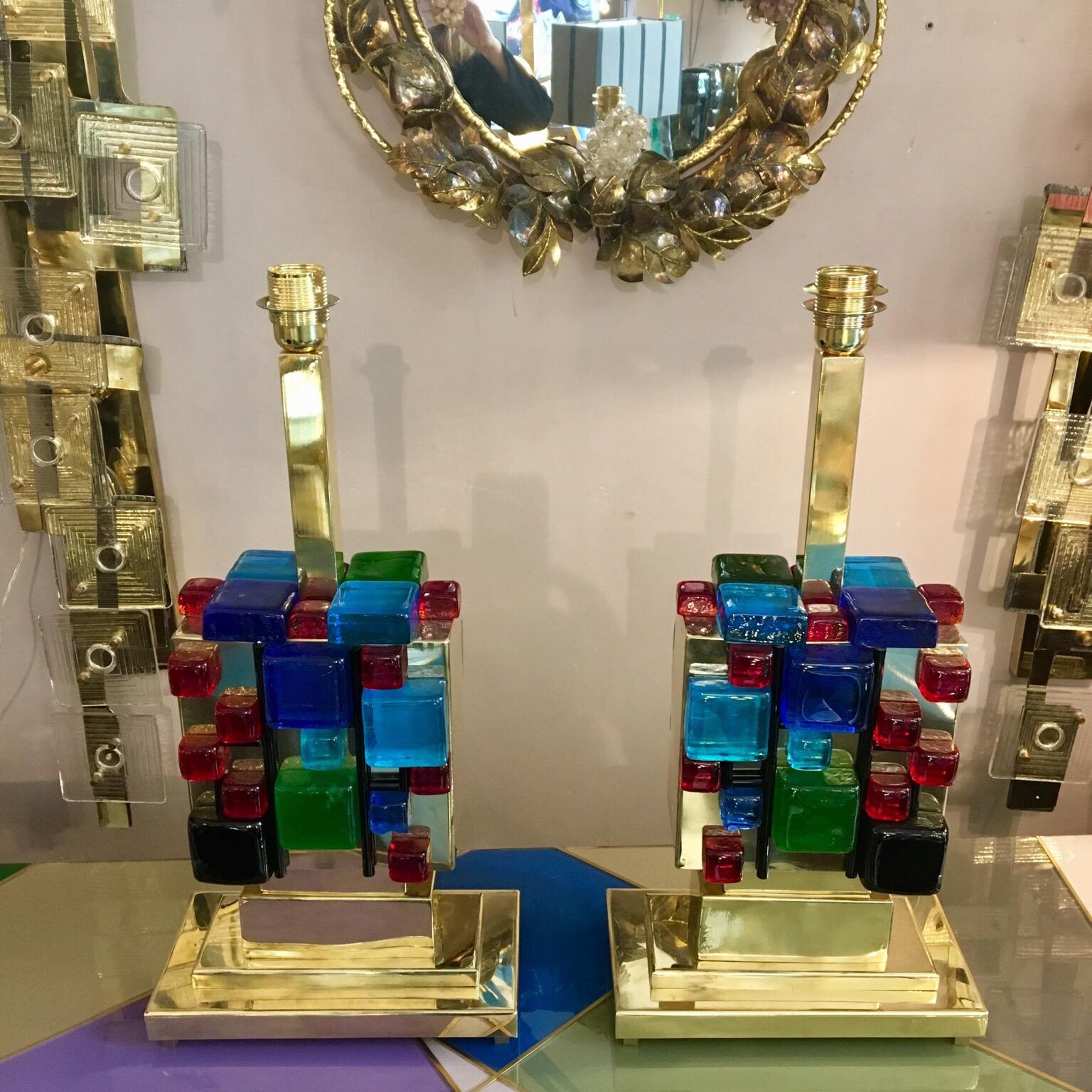 italien Paire de lampes de bureau en laiton avec cubes en verre de Murano multicolores, années 1980