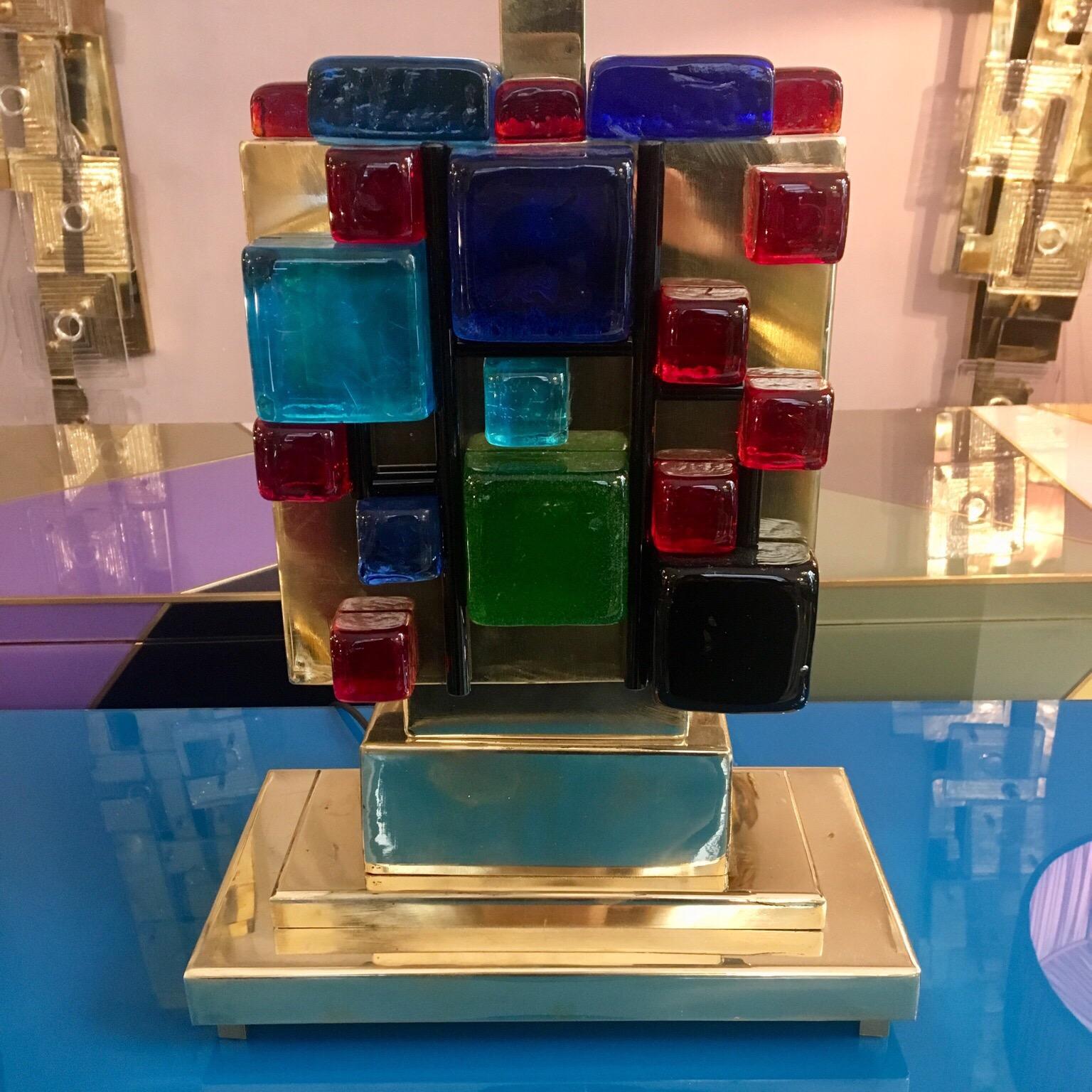 Paire de lampes de bureau en laiton avec cubes en verre de Murano multicolores, années 1980 Excellent état à Florence, IT