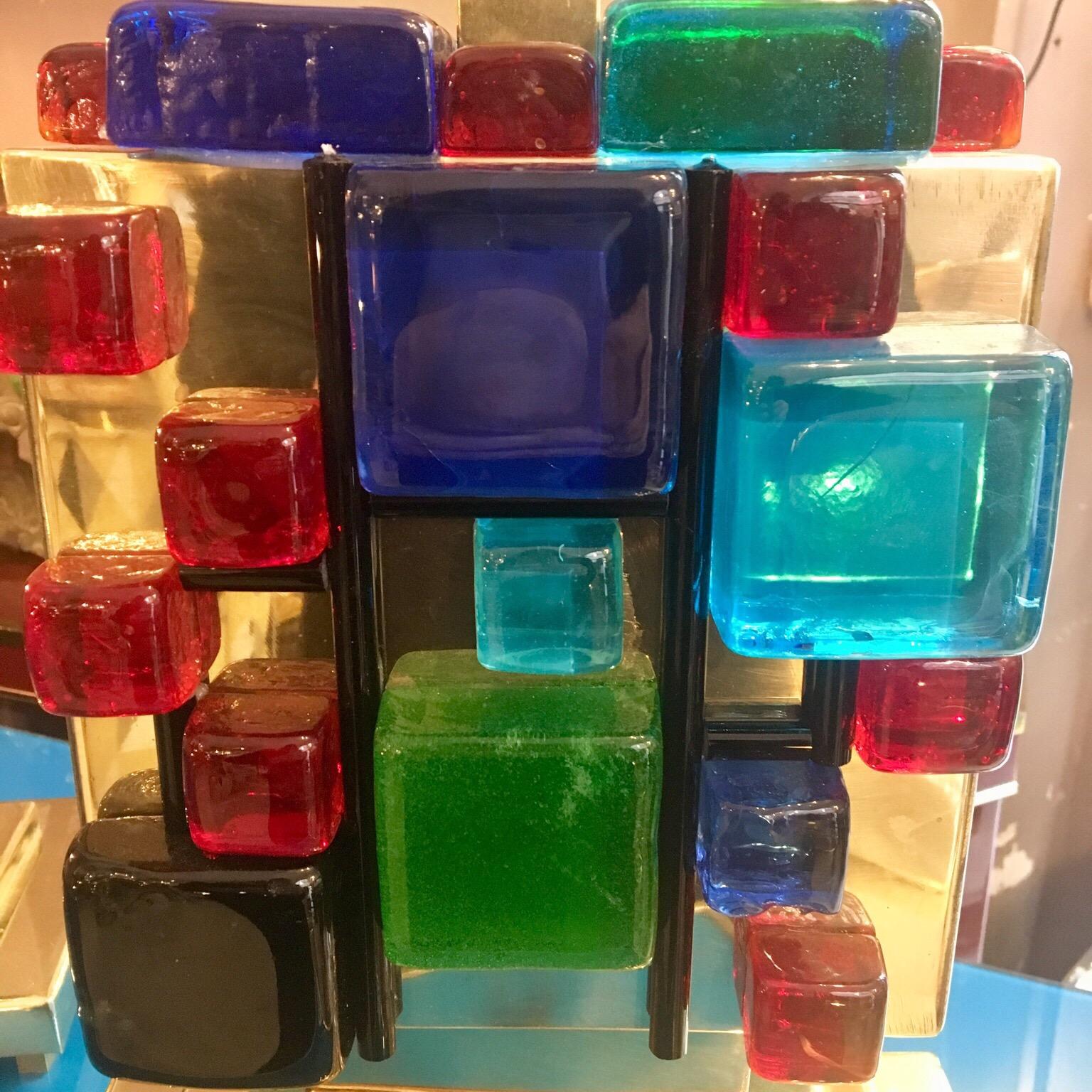 Laiton Paire de lampes de bureau en laiton avec cubes en verre de Murano multicolores, années 1980