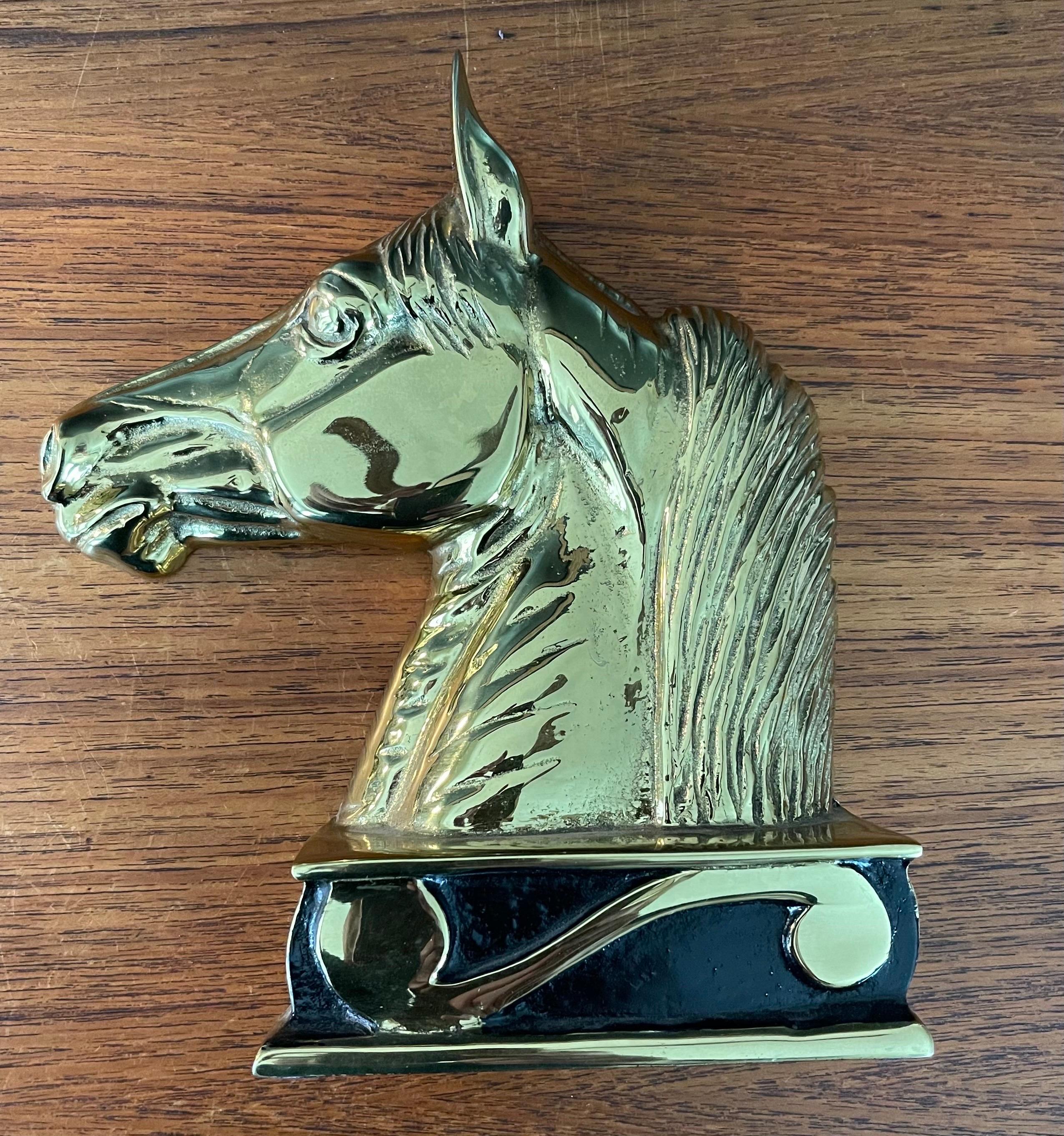 Ein Paar Buchstützen mit Pferdekopf aus Messing „The Stallion“ von Virginia Metalcrafters im Angebot 6