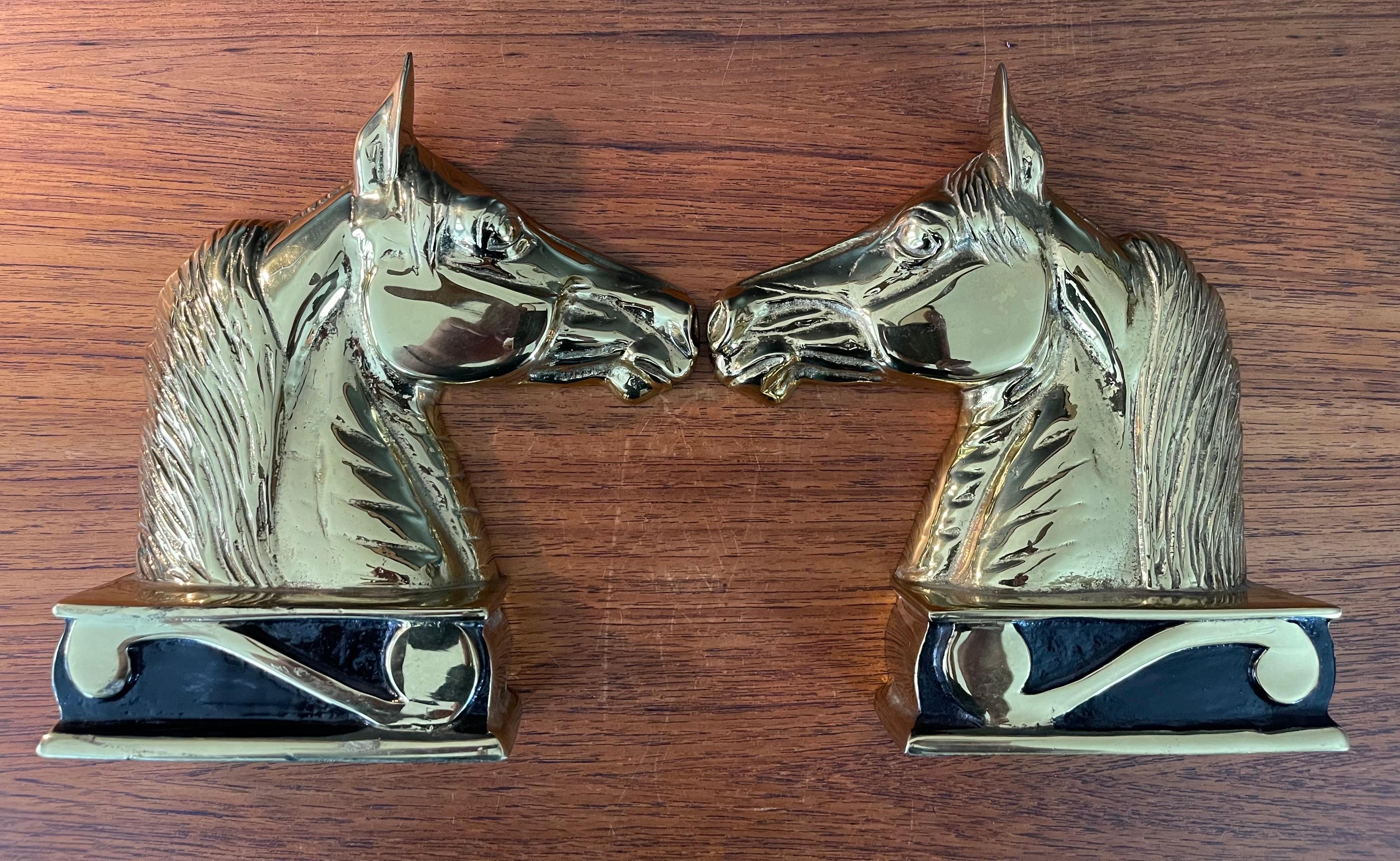 Ein Paar Buchstützen mit Pferdekopf aus Messing „The Stallion“ von Virginia Metalcrafters im Angebot 7