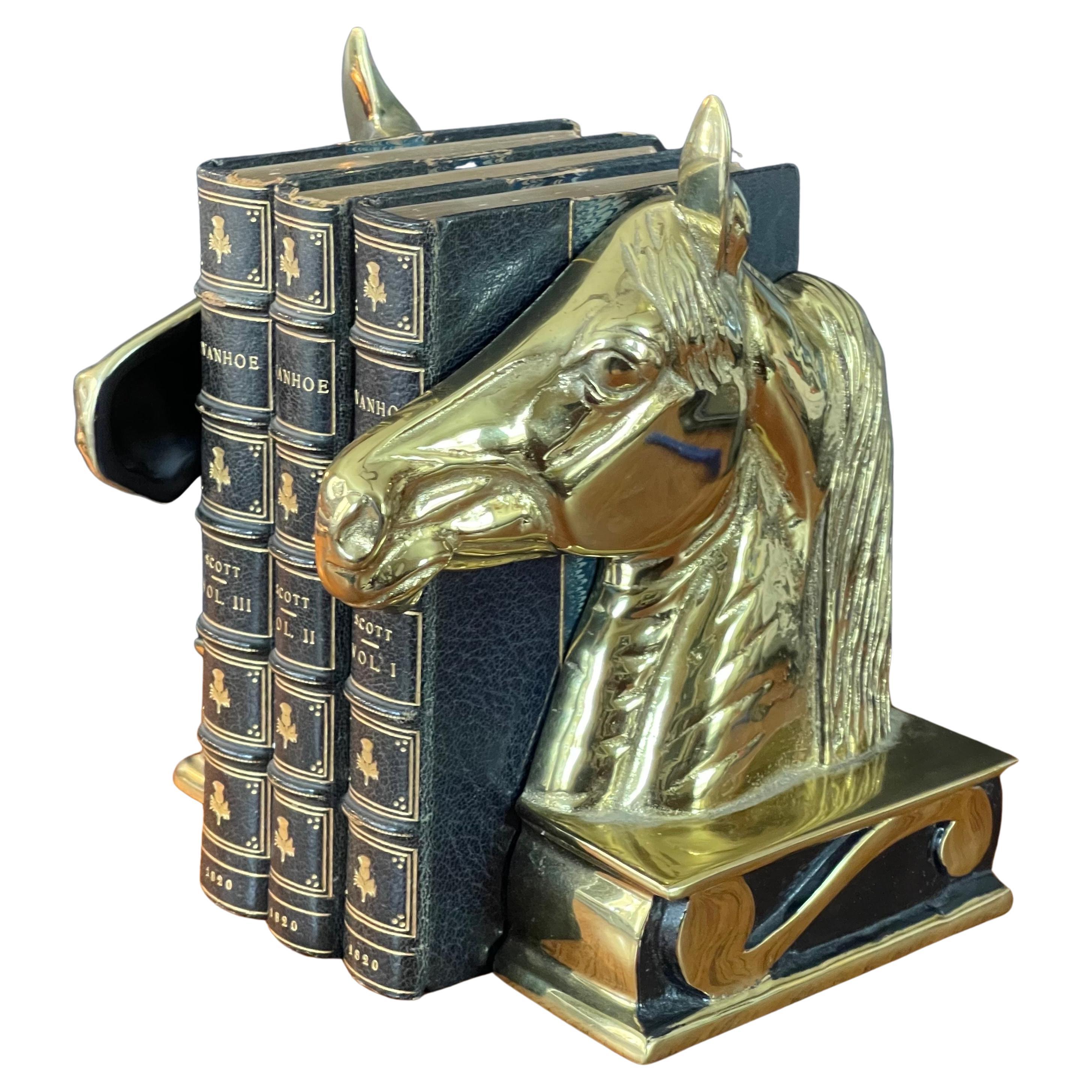 Ein Paar Buchstützen mit Pferdekopf aus Messing „The Stallion“ von Virginia Metalcrafters (Hollywood Regency) im Angebot