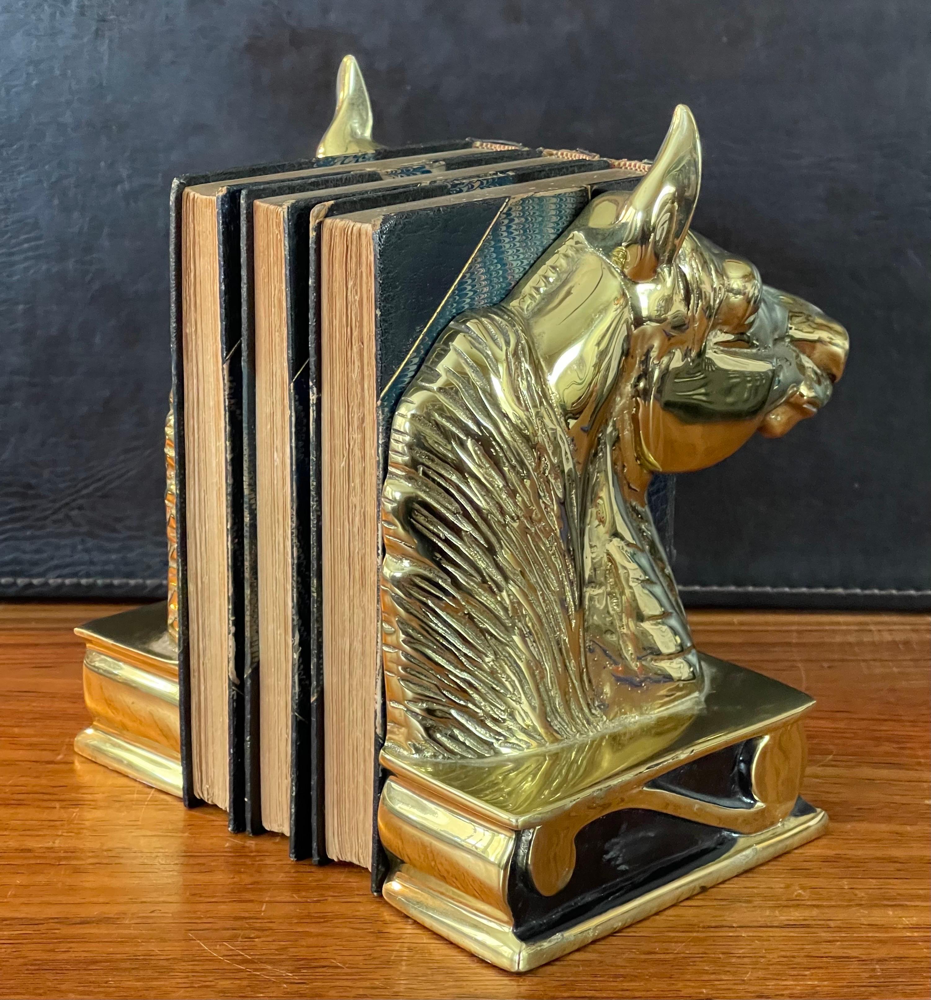 Ein Paar Buchstützen mit Pferdekopf aus Messing „The Stallion“ von Virginia Metalcrafters (20. Jahrhundert) im Angebot
