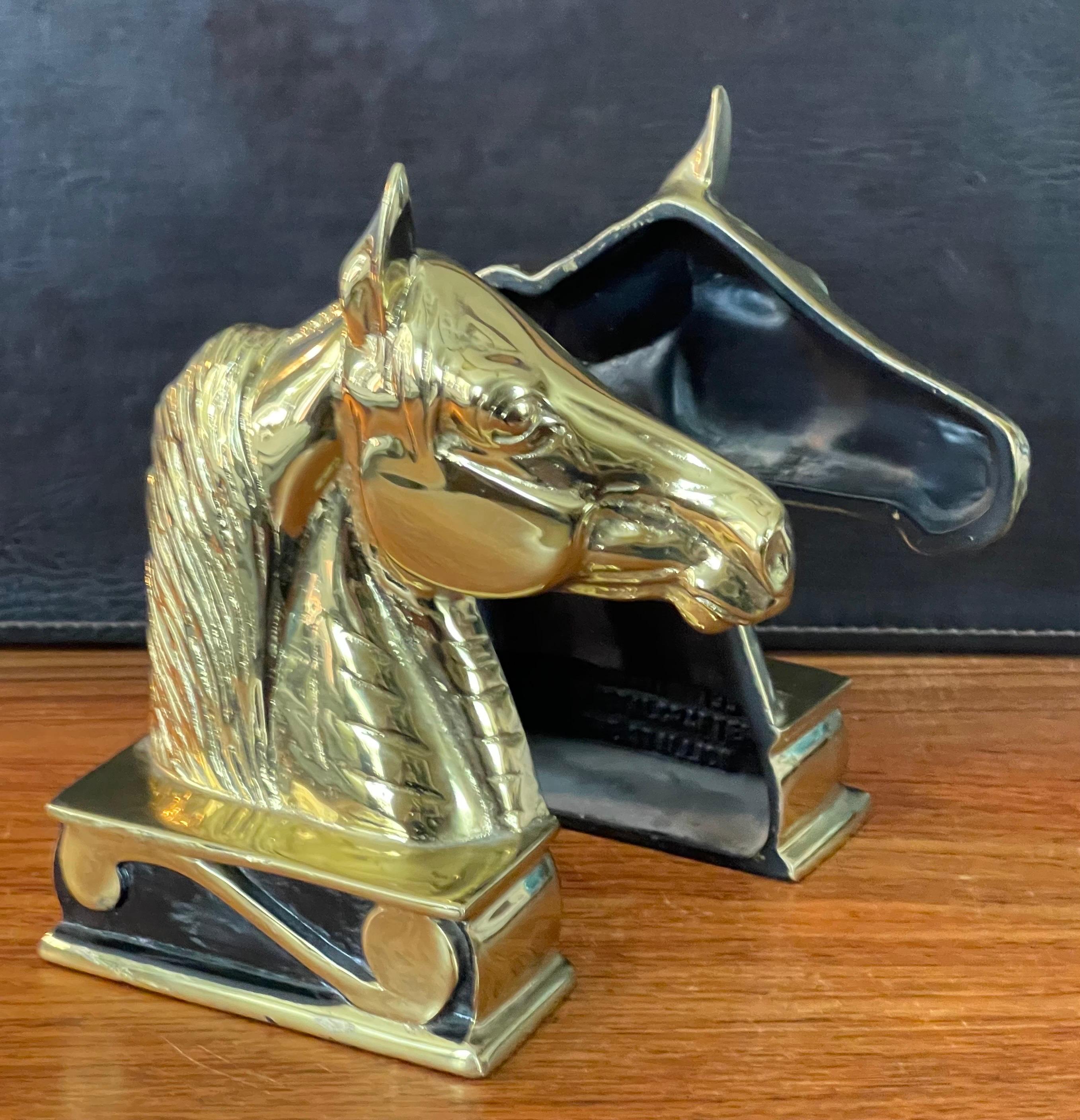 Ein Paar Buchstützen mit Pferdekopf aus Messing „The Stallion“ von Virginia Metalcrafters im Angebot 2