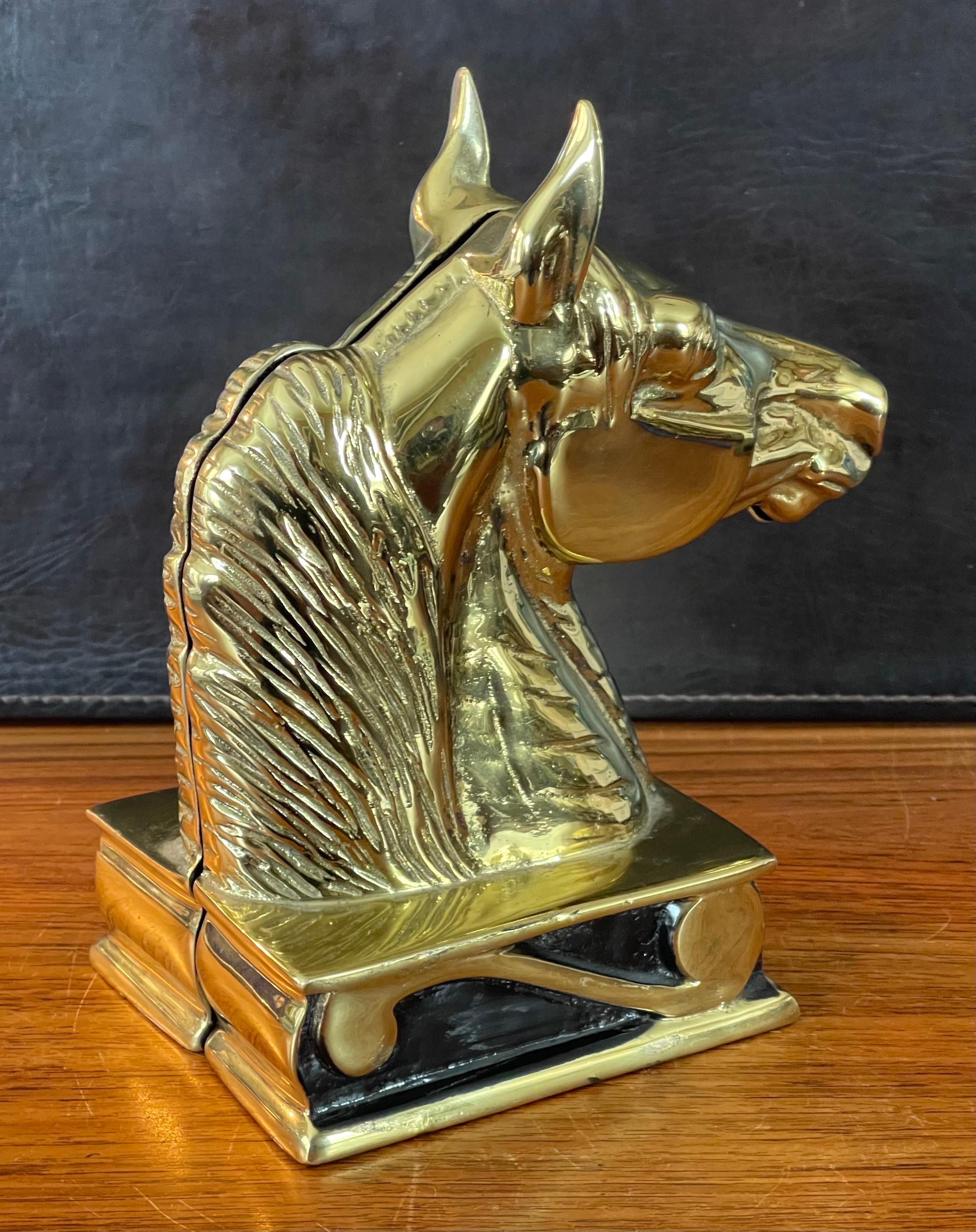 Ein Paar Buchstützen mit Pferdekopf aus Messing „The Stallion“ von Virginia Metalcrafters im Angebot 3