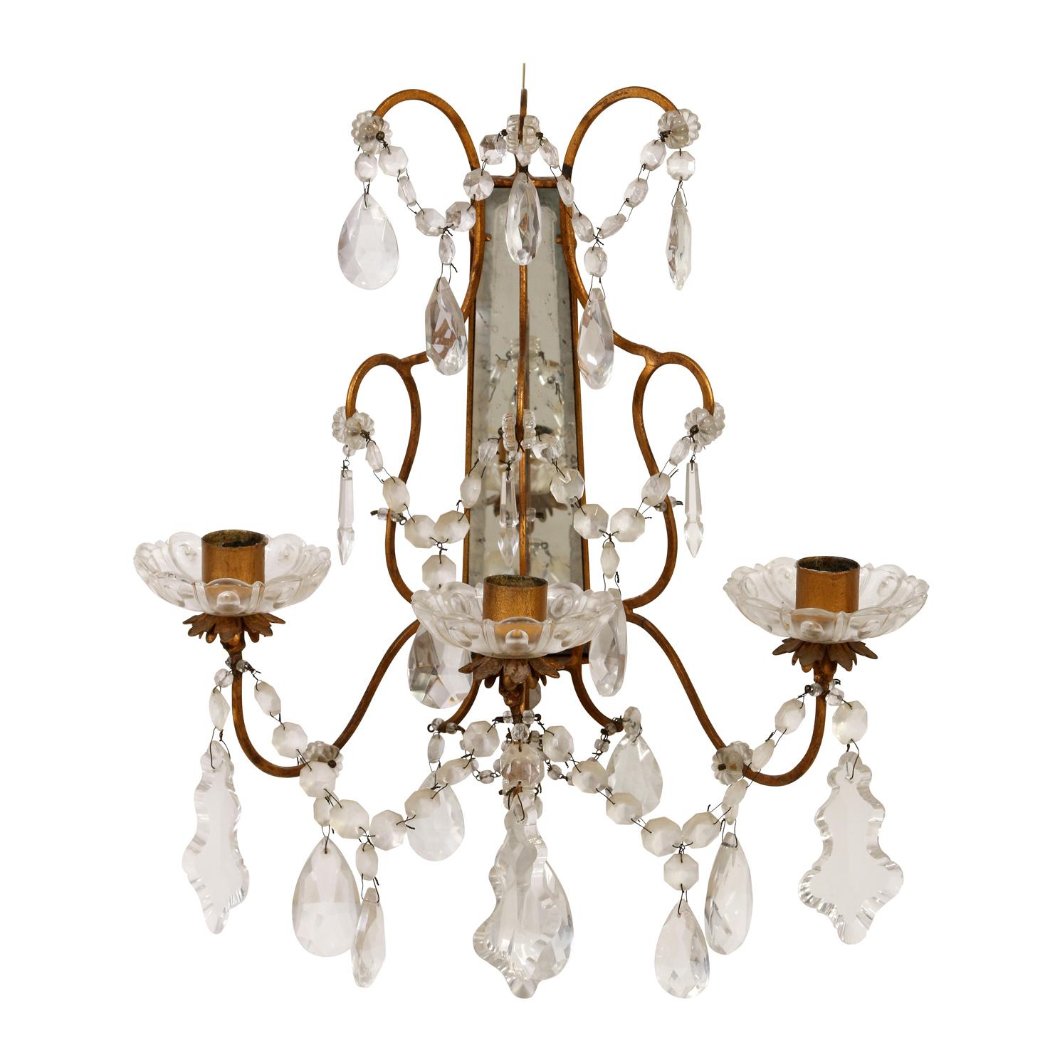 Coppia di candelabri a tre bracci in ottone con cristalli In condizioni buone in vendita a Locust Valley, NY