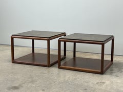 Paar Tische aus Nussbaumholz mit Messingplatte