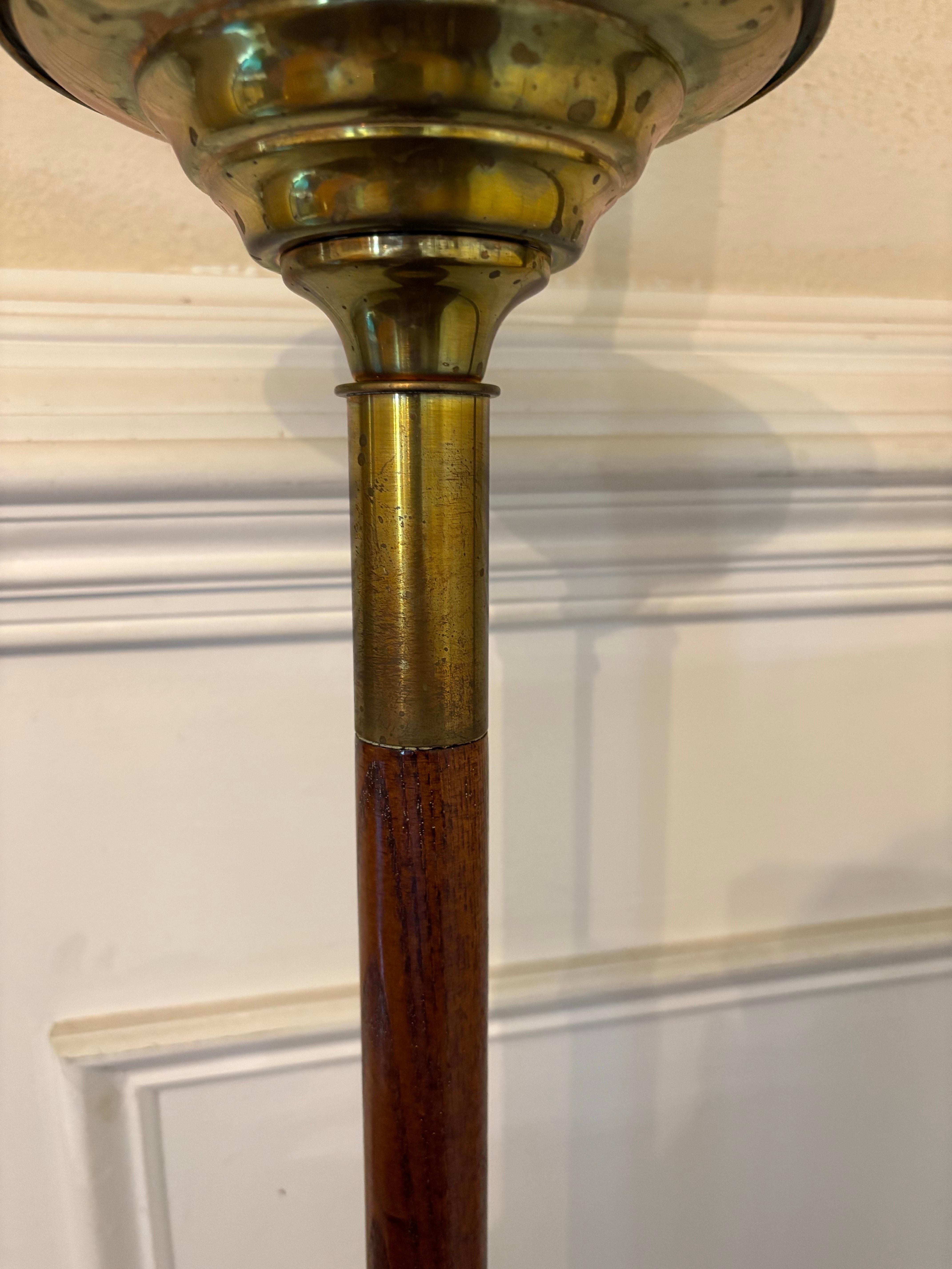 Paar Torchere oder Altarkerzenhalter aus Messing, Mitte 20. (amerikanisch) im Angebot