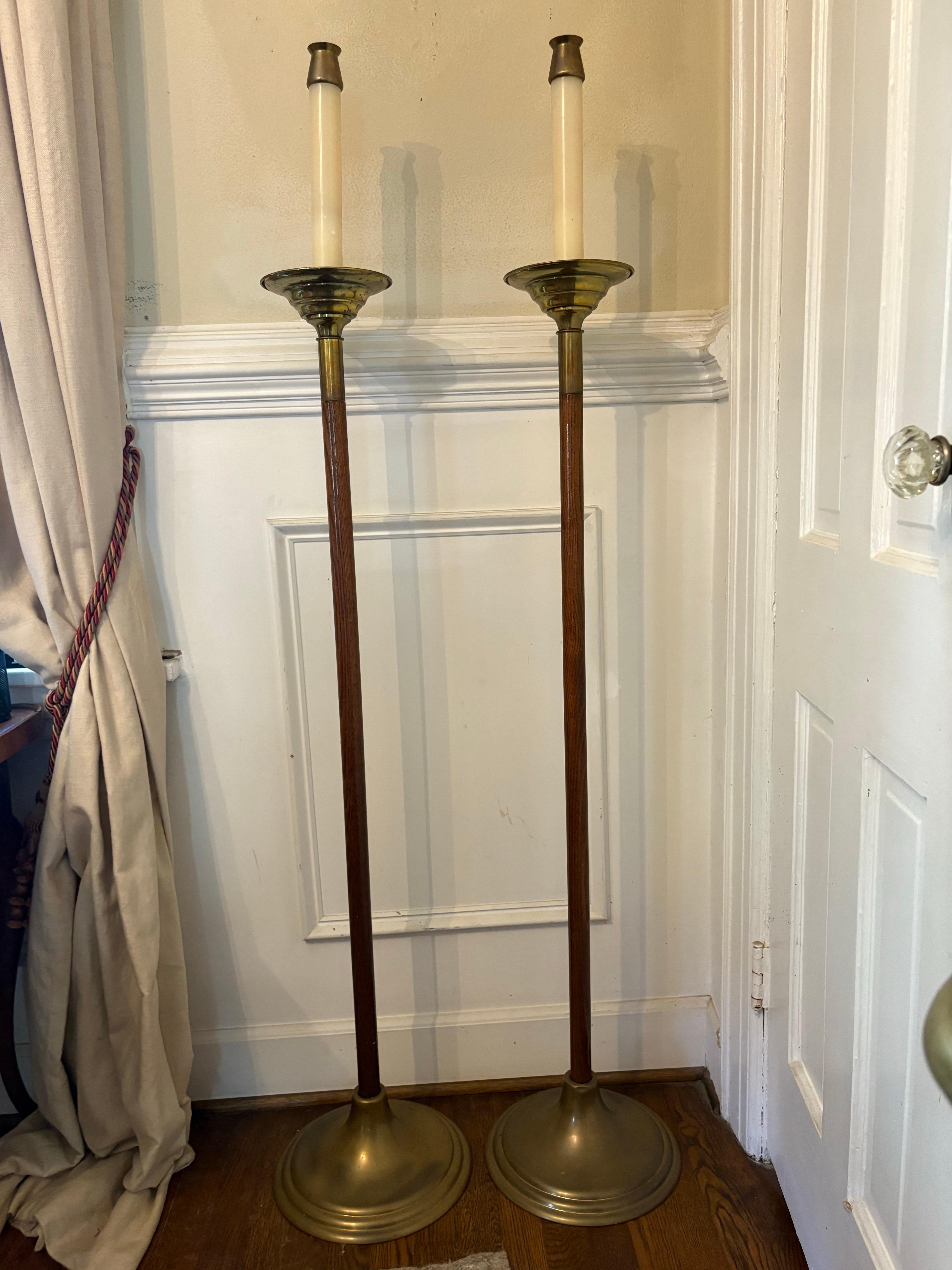 Paar Torchere oder Altarkerzenhalter aus Messing, Mitte 20. im Zustand „Gut“ im Angebot in Savannah, GA