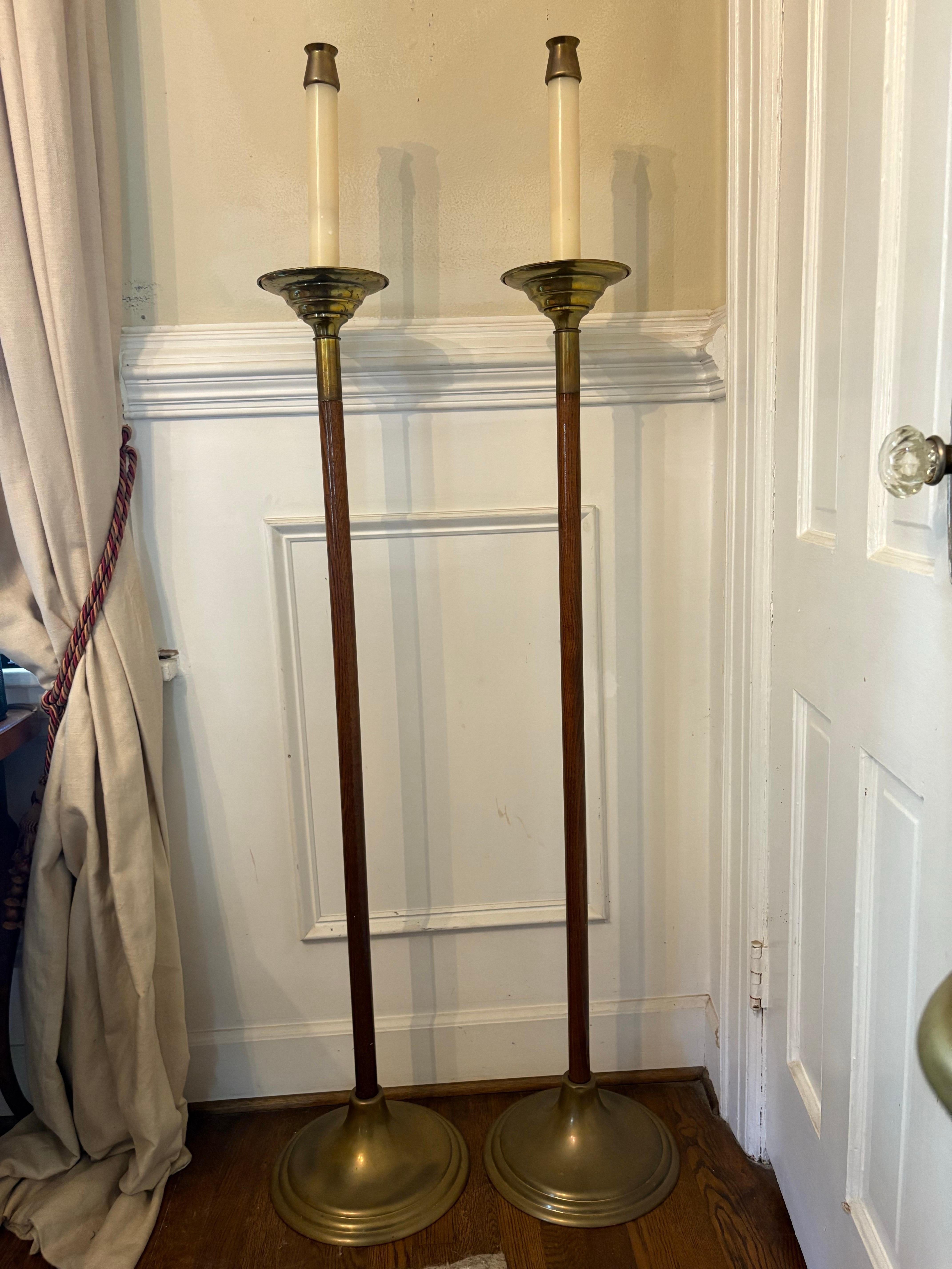 Paar Torchere oder Altarkerzenhalter aus Messing, Mitte 20. (20. Jahrhundert) im Angebot