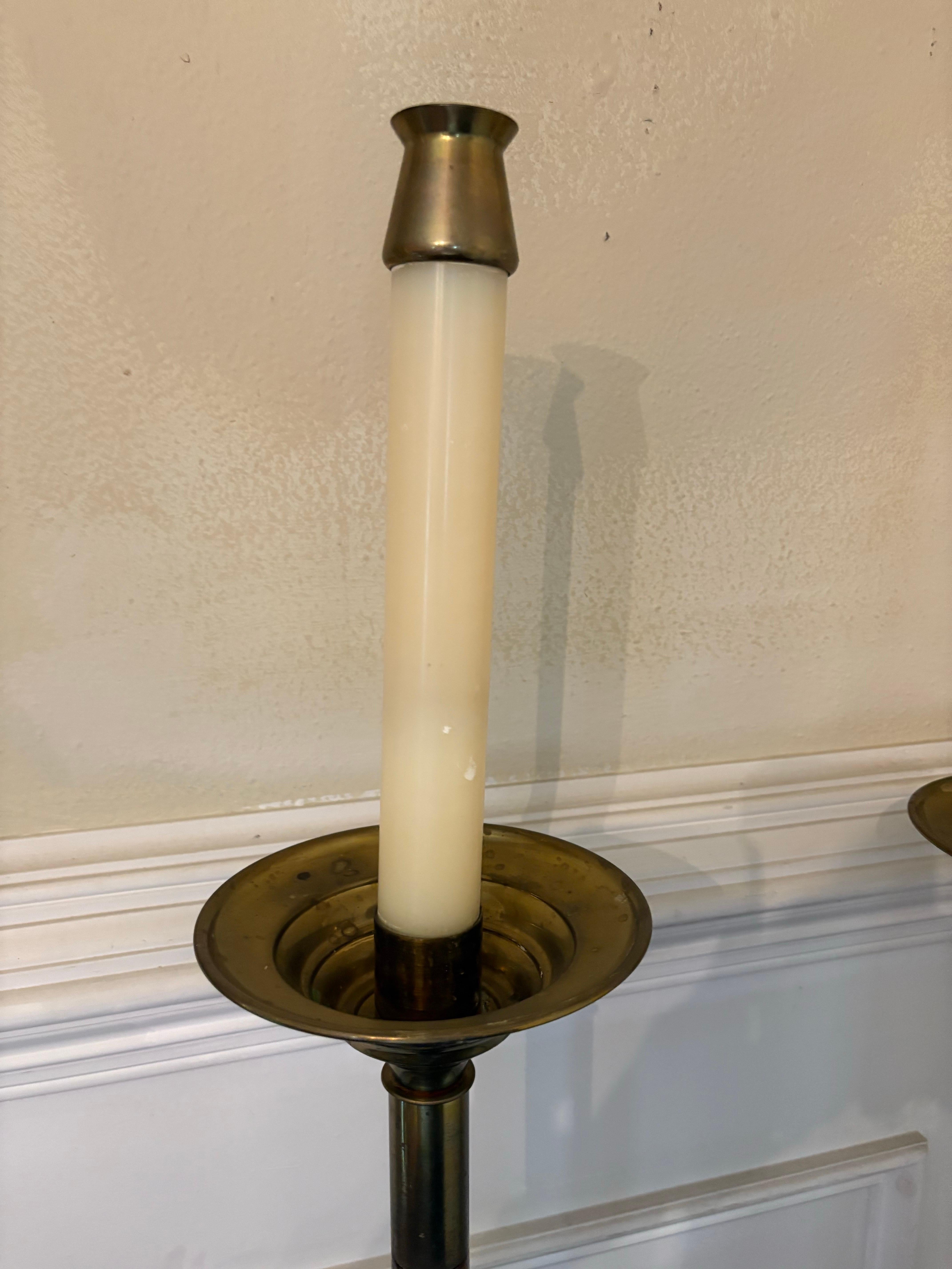 Paar Torchere oder Altarkerzenhalter aus Messing, Mitte 20. im Angebot 3
