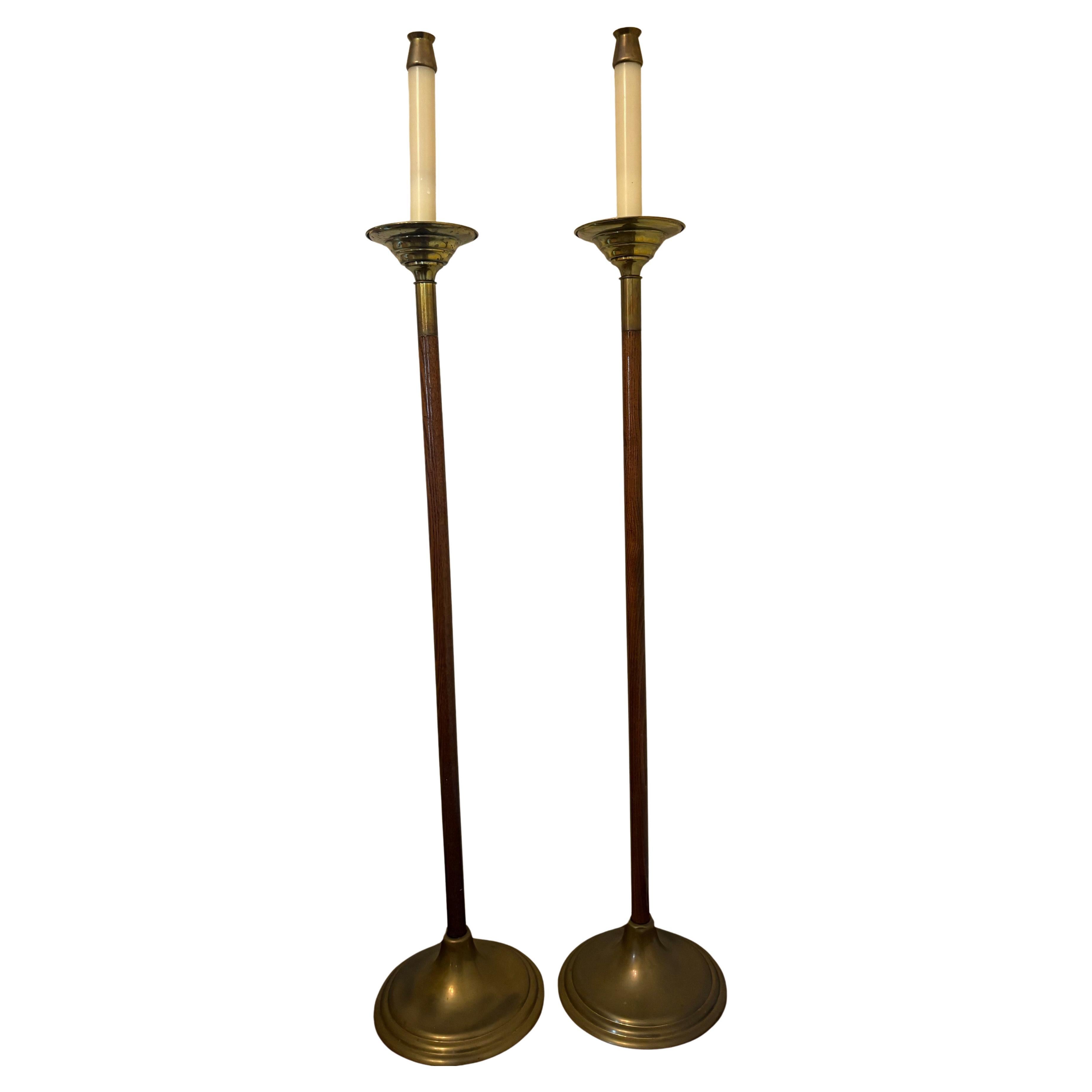 Paar Torchere oder Altarkerzenhalter aus Messing, Mitte 20. im Angebot