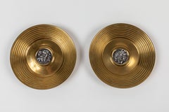 Coppia di piatti da viaggio in ottone con monete greche in argento di Illias Lalaounis