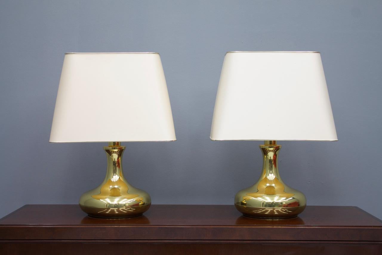 Pair of brass table lamps with the original fabric shades, 1970s.

Good until very good condition.