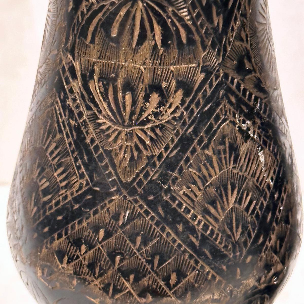 Buriné Paire de vases en laiton en vente