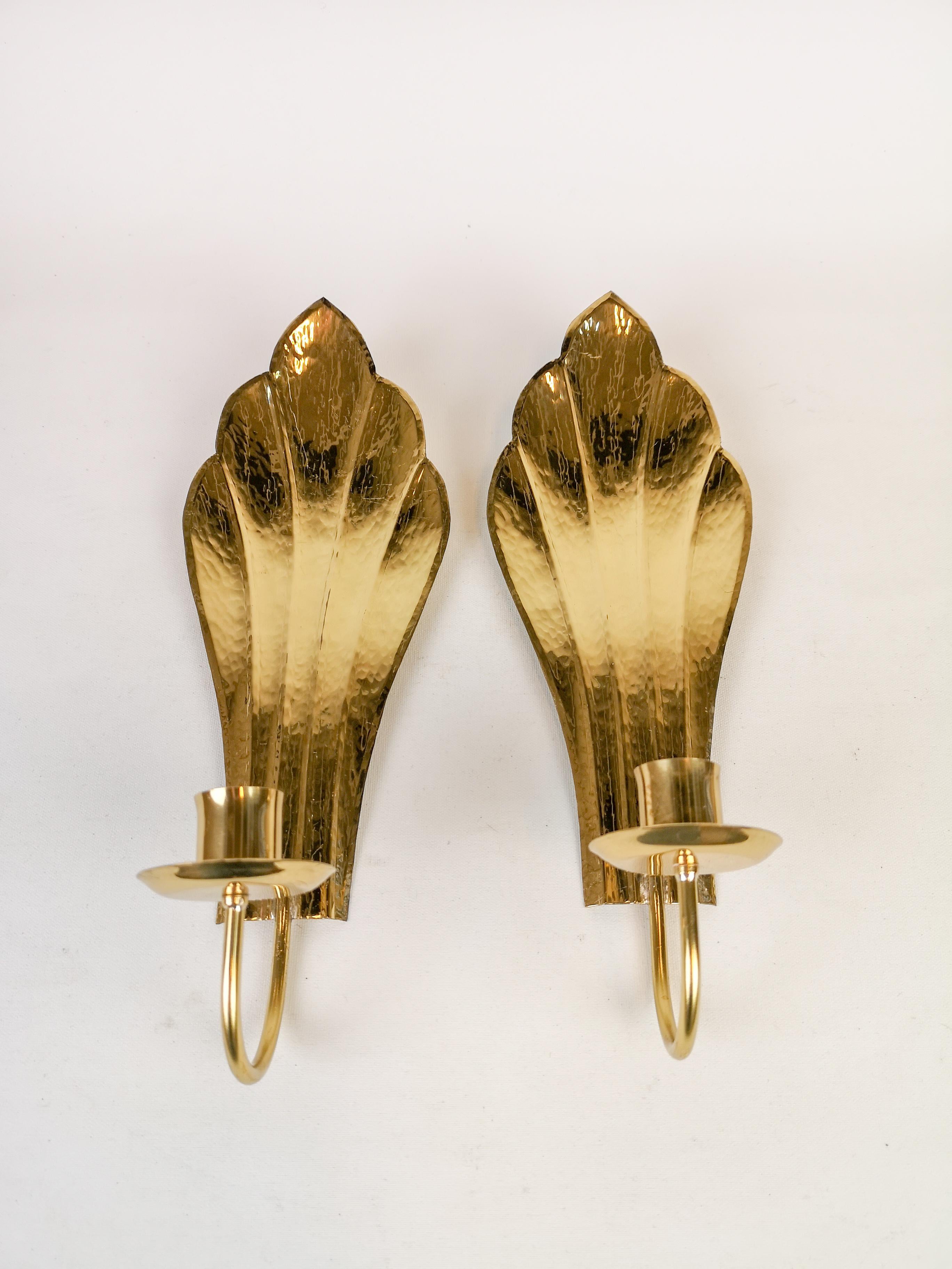 These Wall Candlesticks was hand-sculpted in Arvika Sweden. The Candlesticks are made in brass by famous Holmström Arvika, these ones are signed on the back.
Gives a nice shine when a candle is lit.

Good condition.

Measures. H 28 cm W 14 cm.