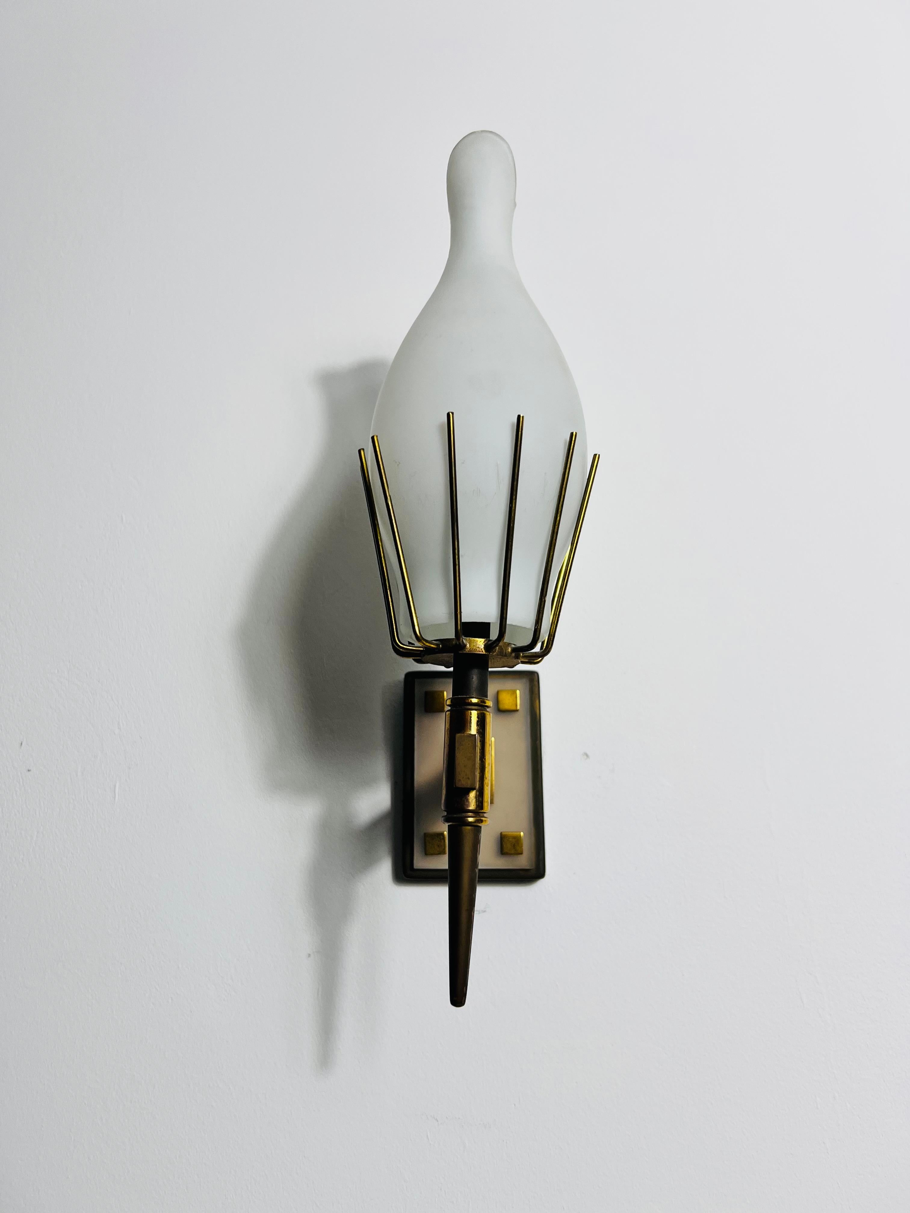 Paire de lampes murales en laiton attribuée à Arredoluce, Italie, années 1960 en vente 3