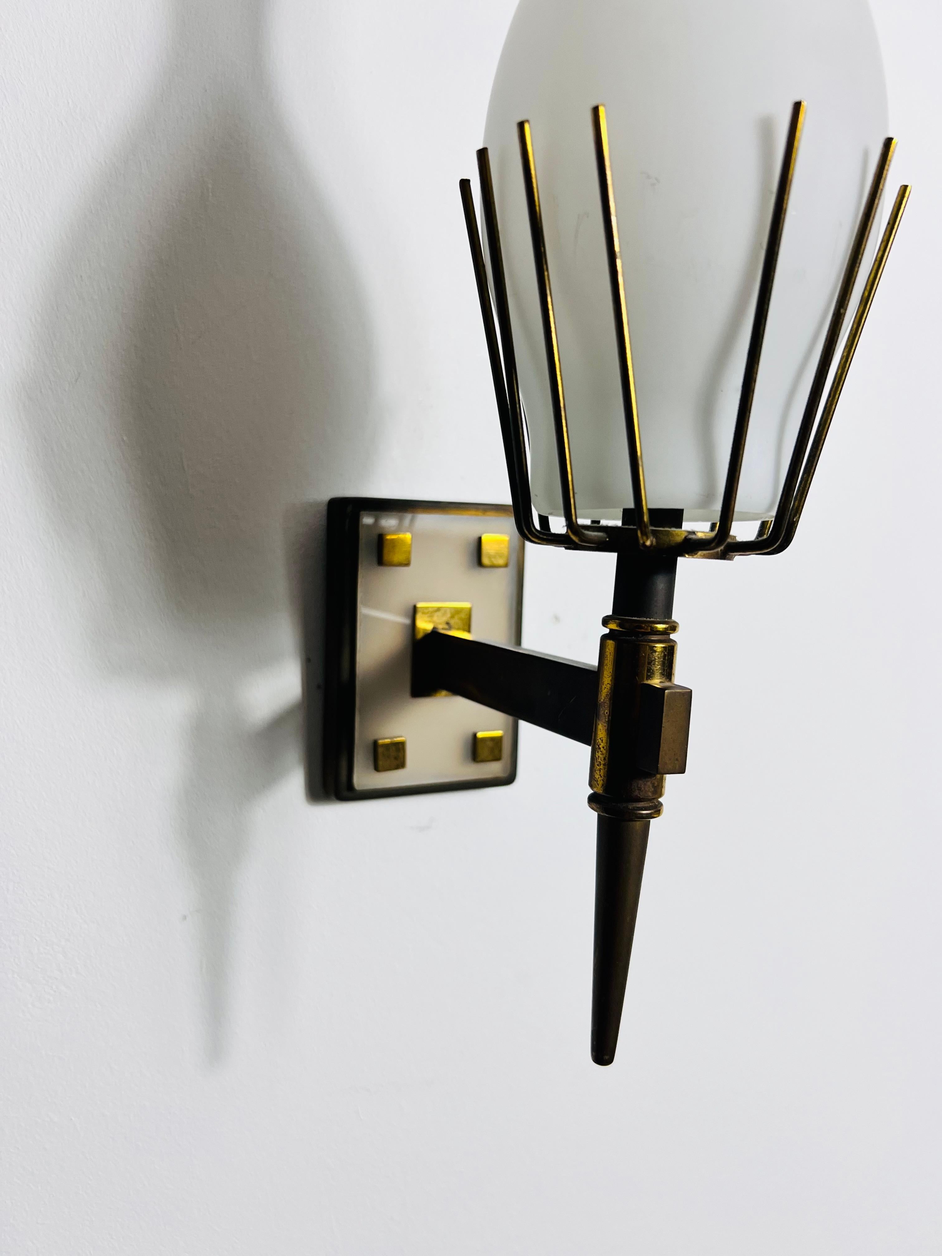 Paire de lampes murales en laiton attribuée à Arredoluce, Italie, années 1960 en vente 8