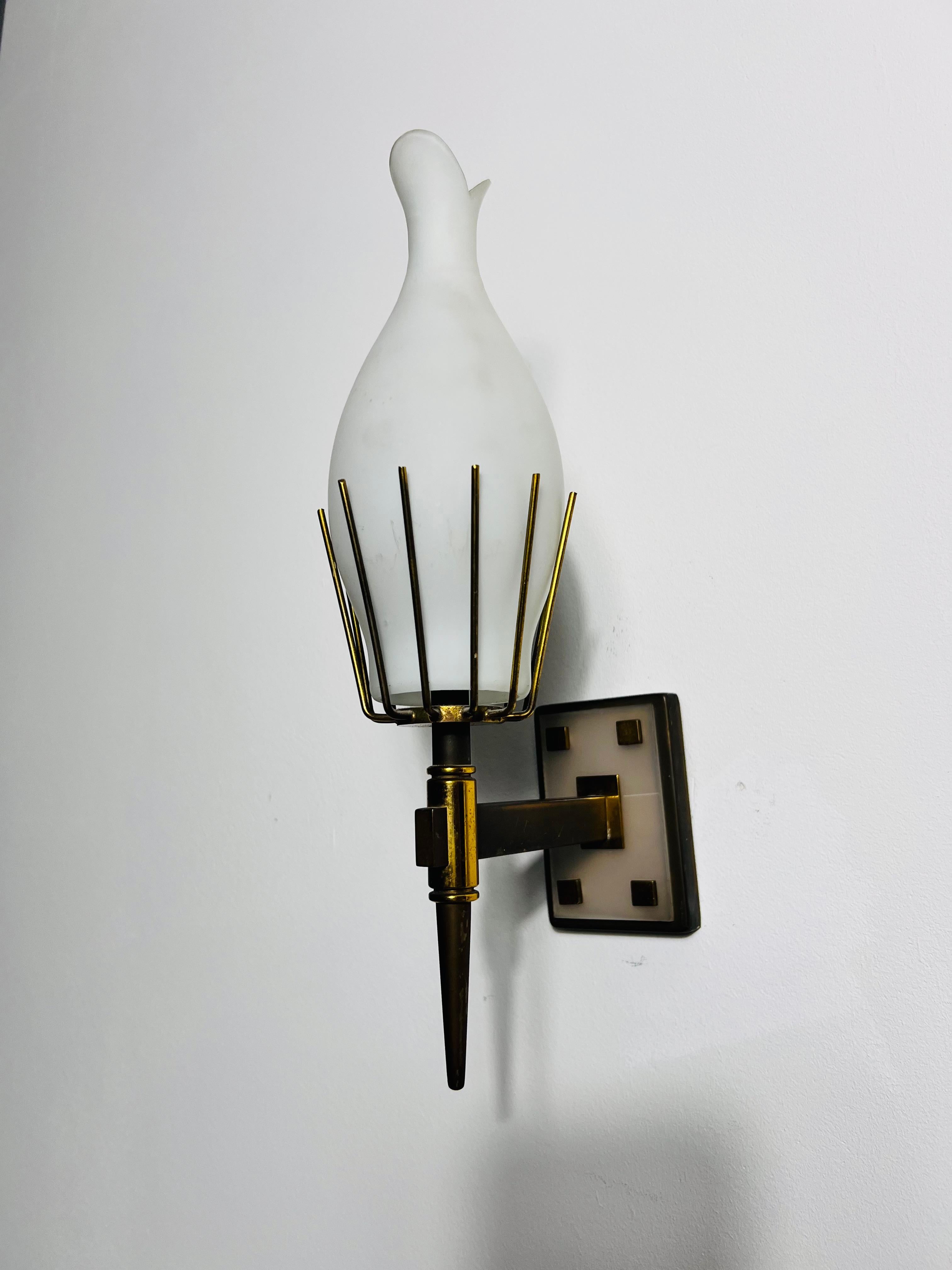 Paire de lampes murales en laiton attribuée à Arredoluce, Italie, années 1960 en vente 9