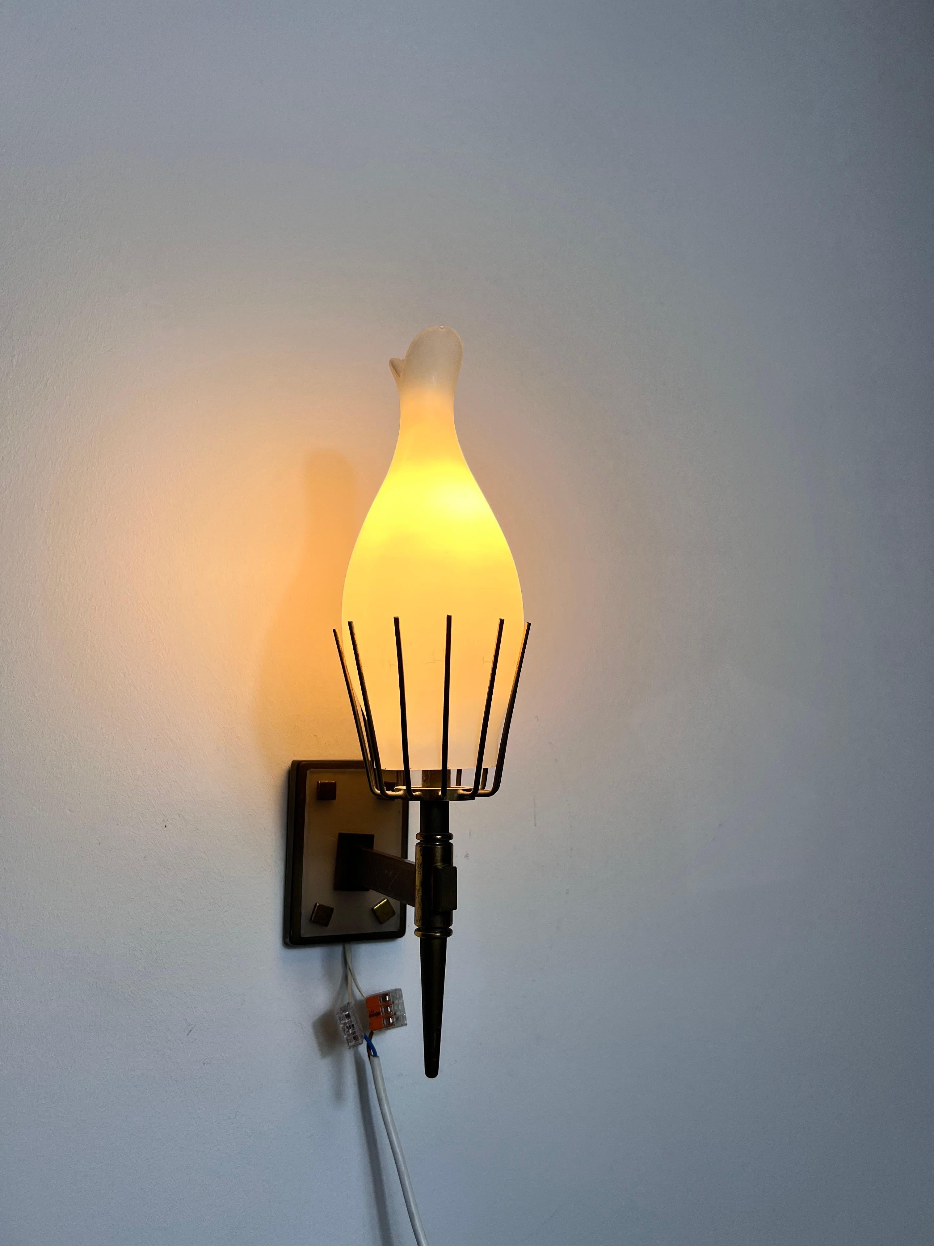Paire de lampes murales en laiton attribuée à Arredoluce, Italie, années 1960 en vente 10