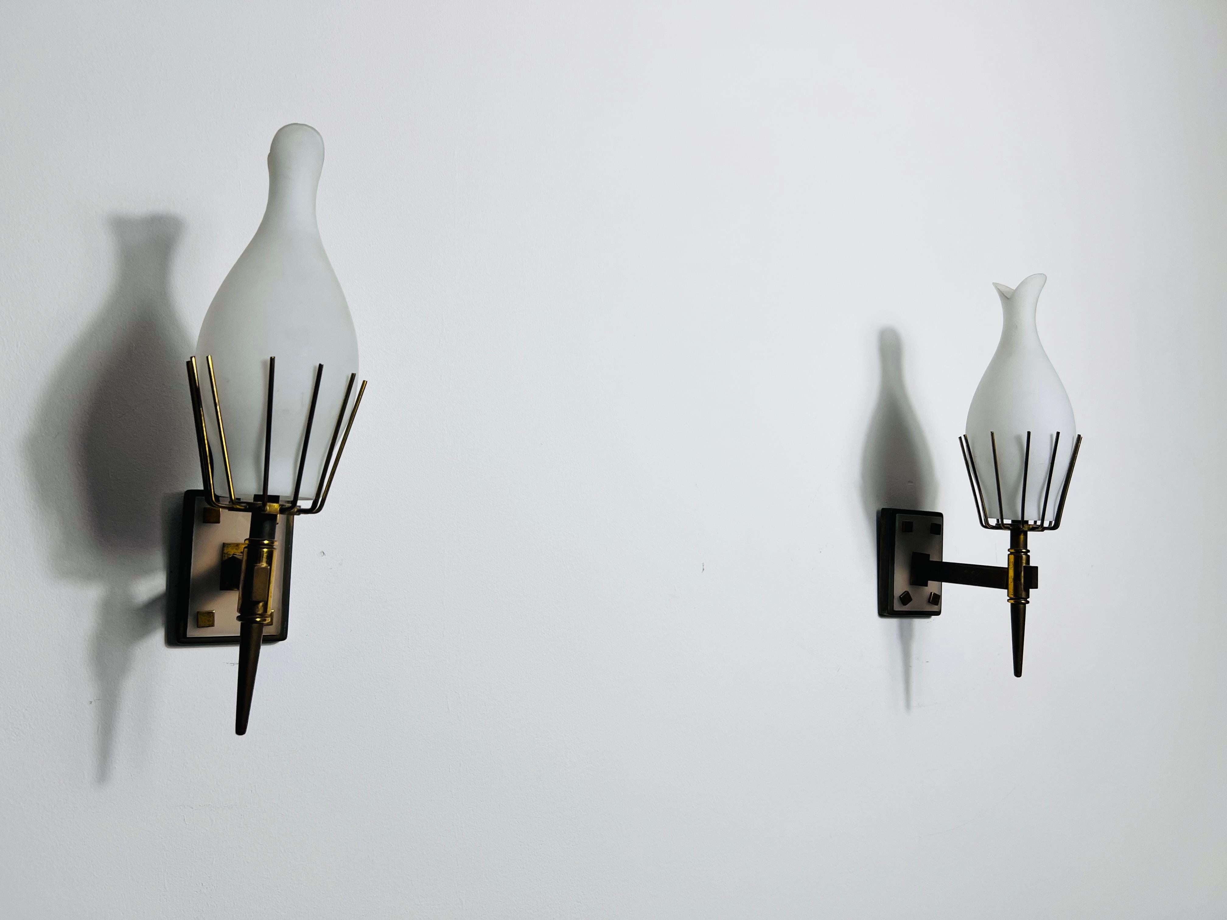 Mid-Century Modern Paire de lampes murales en laiton attribuée à Arredoluce, Italie, années 1960 en vente