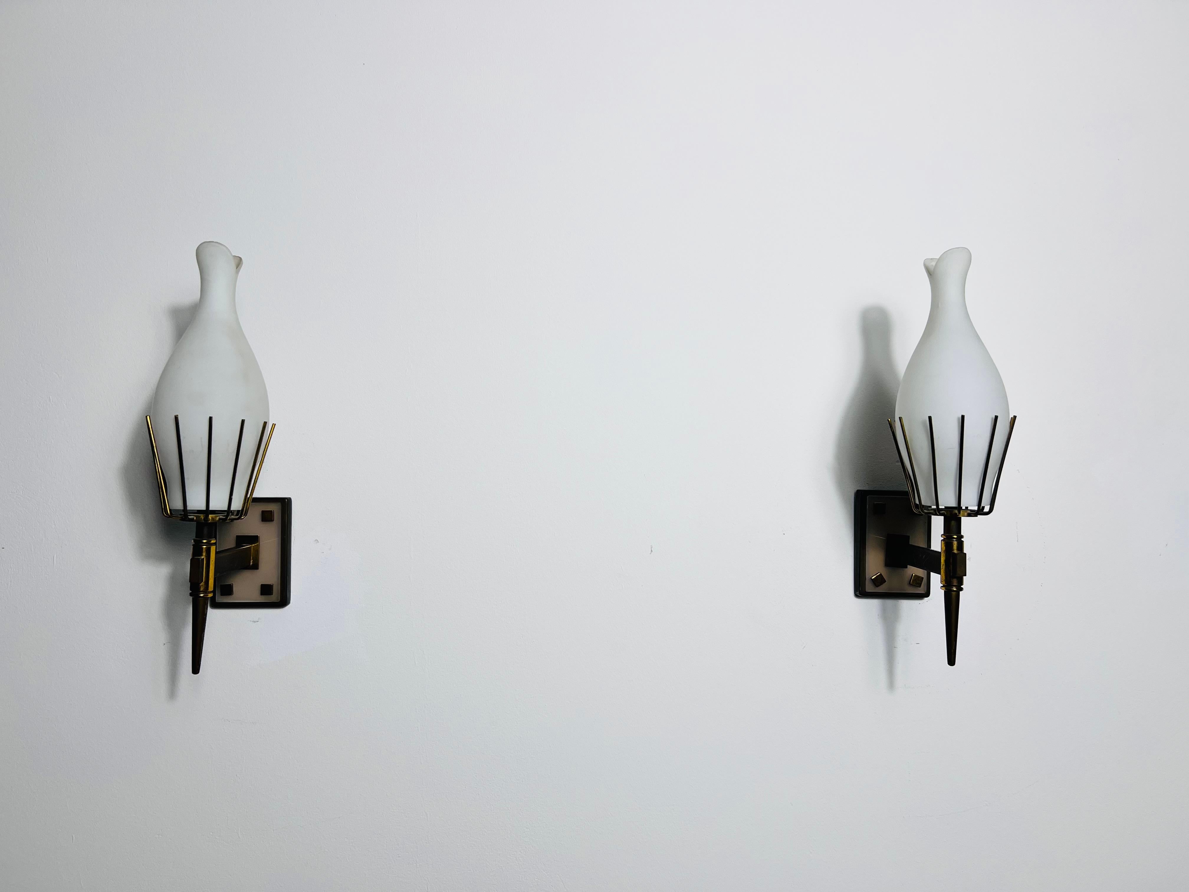 Laiton Paire de lampes murales en laiton attribuée à Arredoluce, Italie, années 1960 en vente
