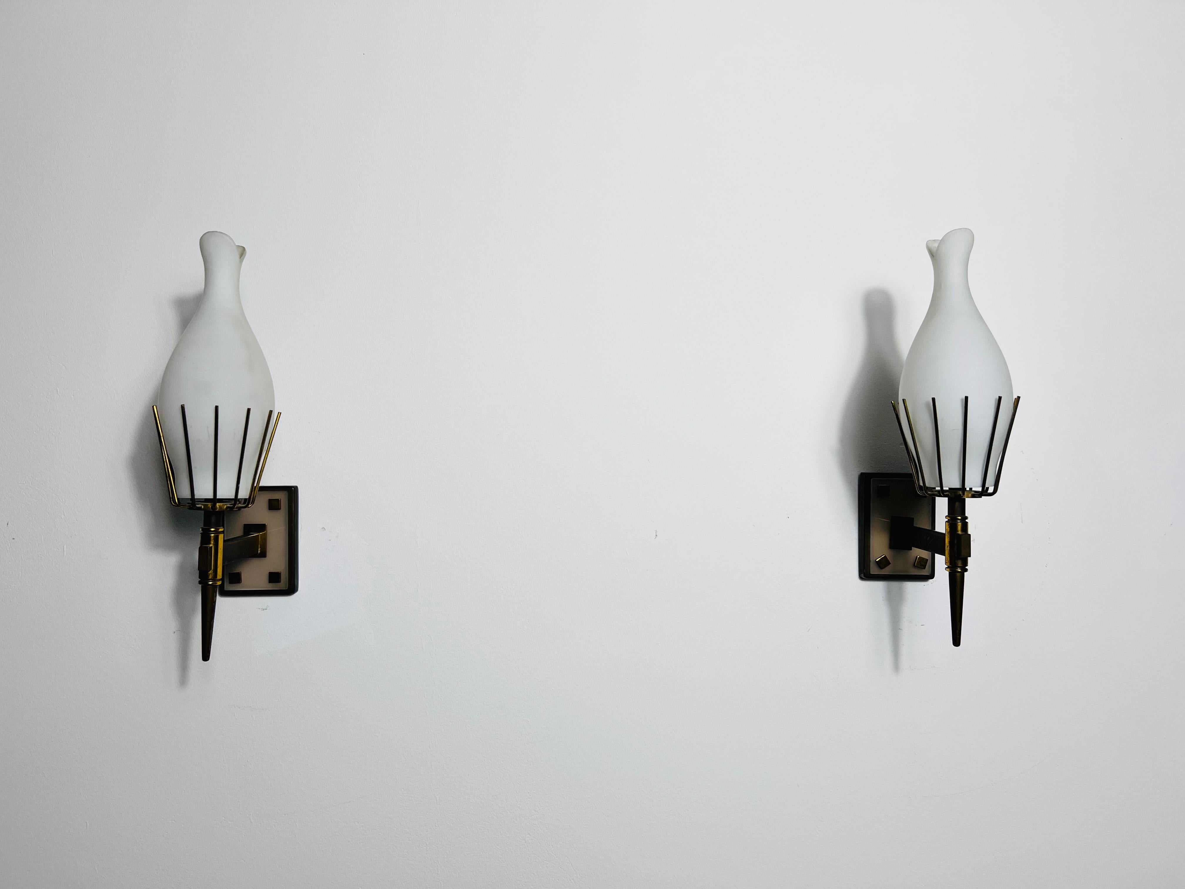 Paire de lampes murales en laiton attribuée à Arredoluce, Italie, années 1960 en vente 1