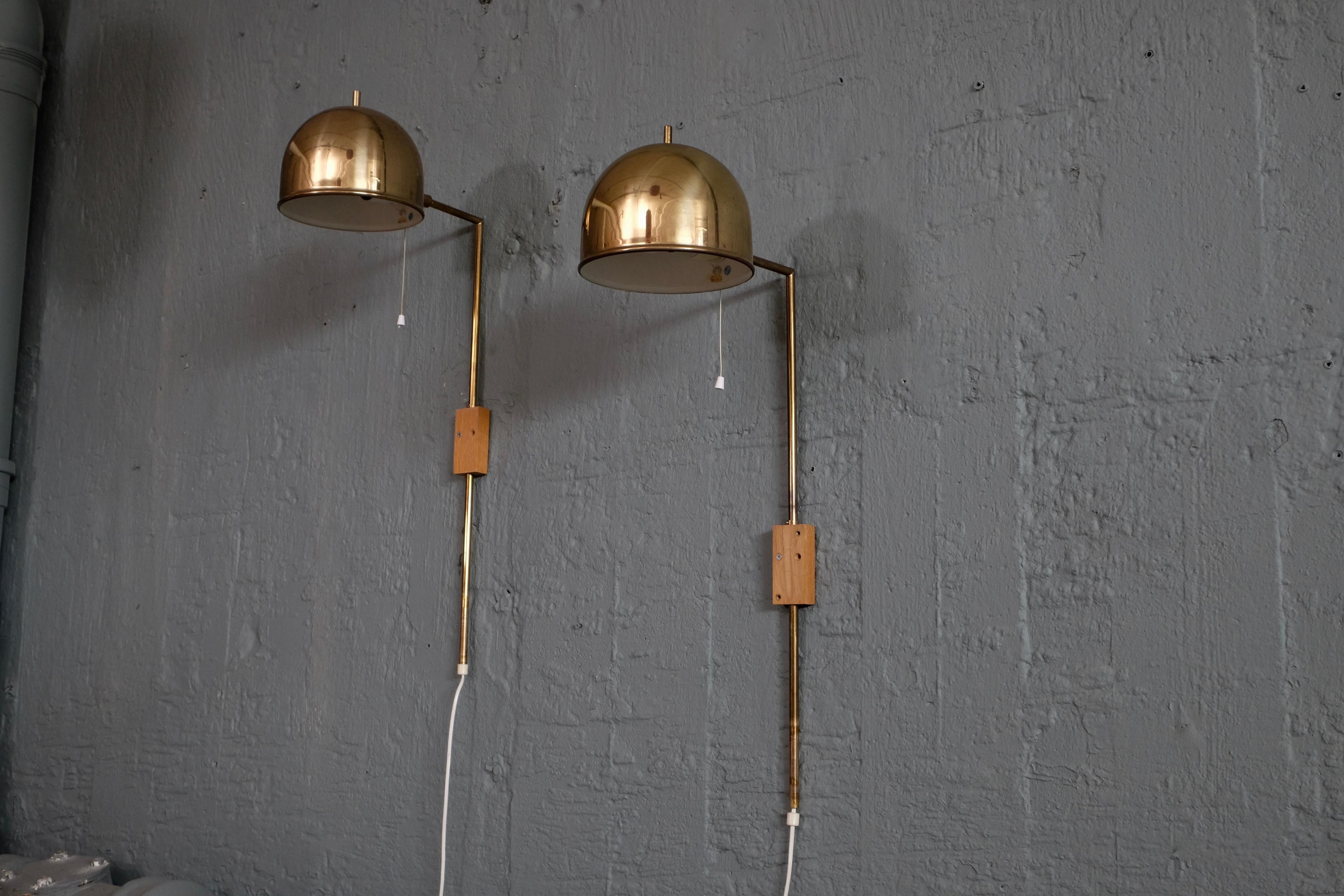 Set of two wall lamps/bedside lamps in brass, model V-75 manufactured by Bergboms, Sweden, 1960s.
Very good condition. Height is adjustable. New wiring.
 