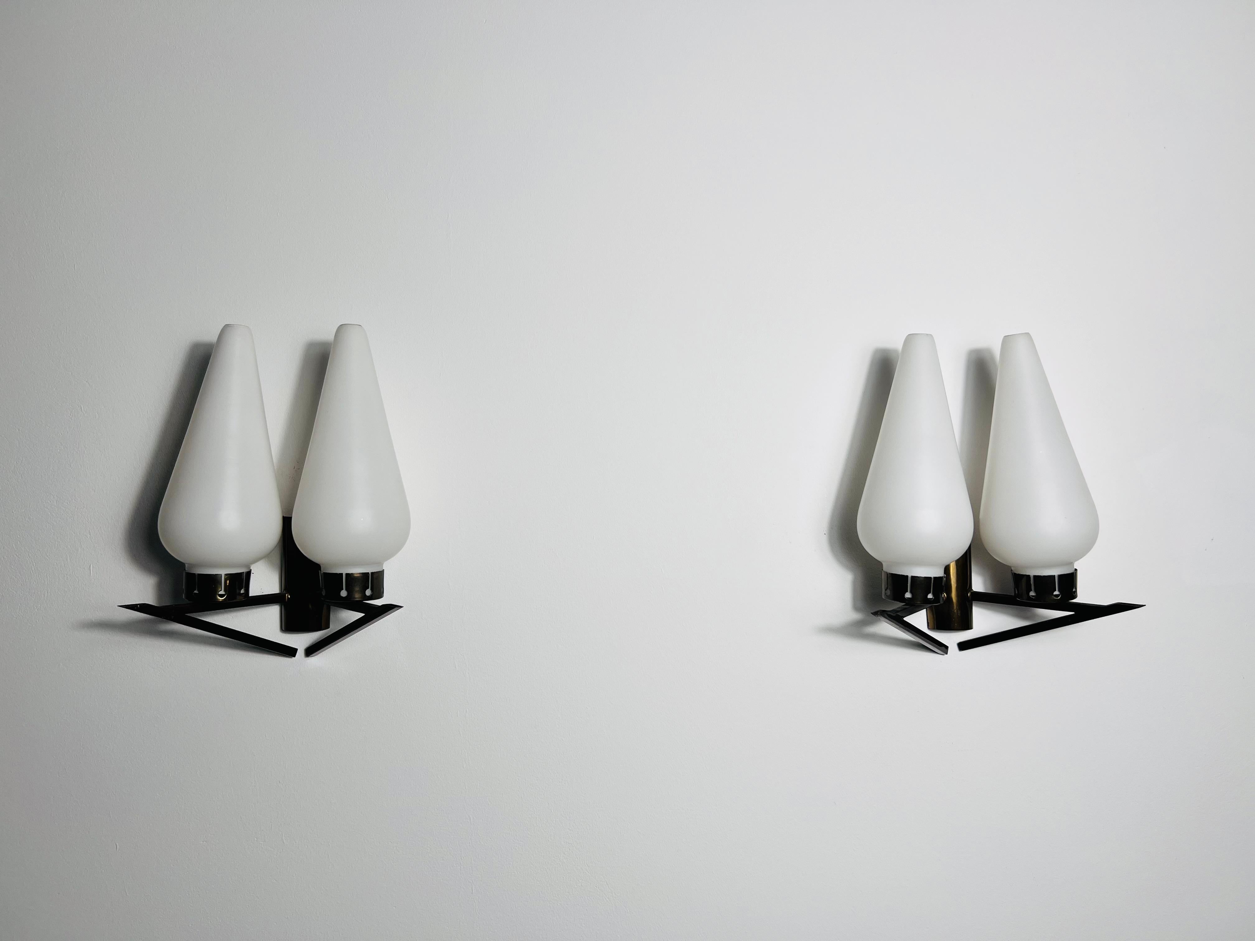 This exquisite pair of wall lamps from 1960s Italy embodies the elegance and craftsmanship of mid-century modern design. Attributed to the renowned Italian manufacturer Arredoluce, these lamps are timeless classics for any interior.

Each lamp