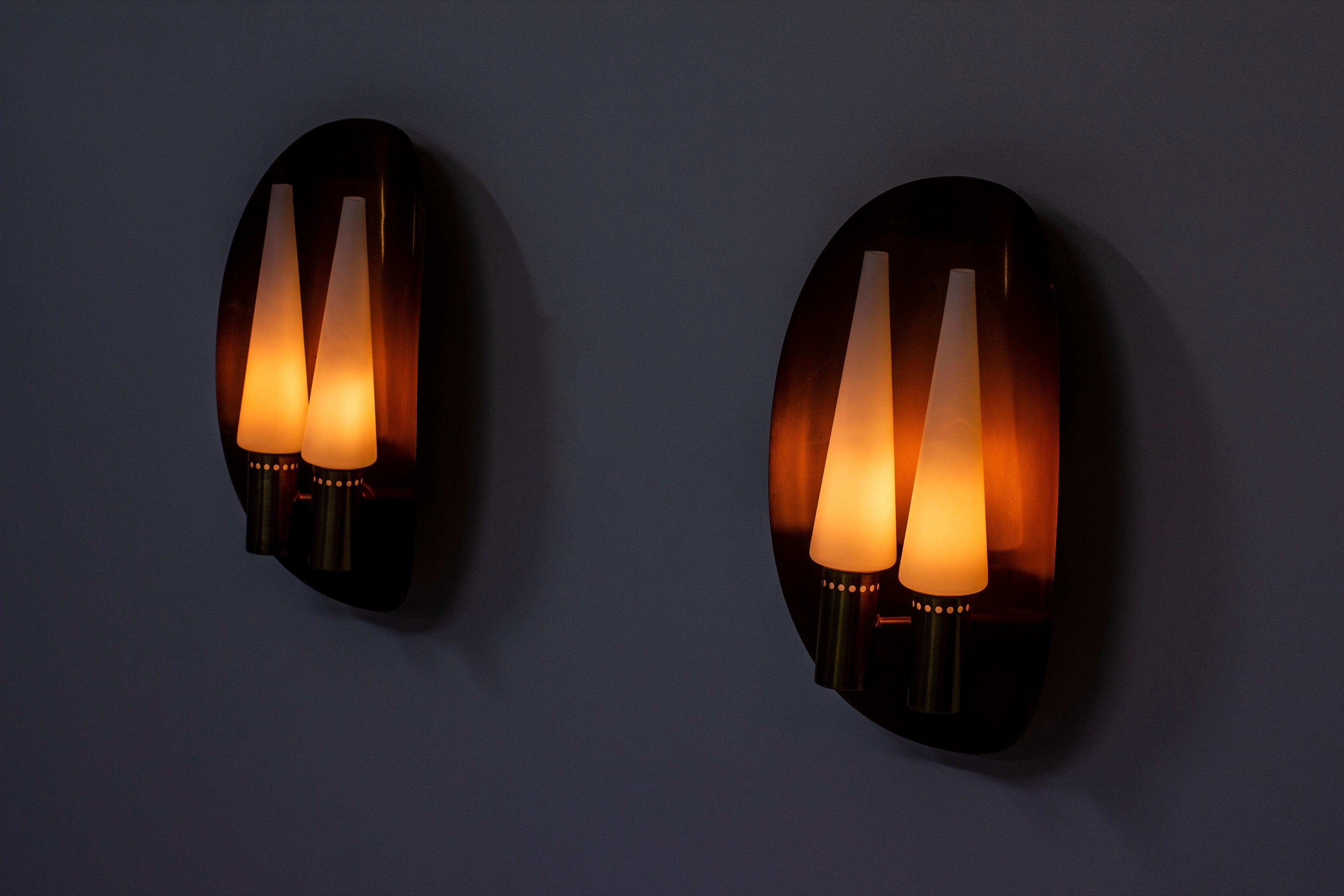 Paire de lampes murales en laiton par Hans-Agne Jakobsson:: Suède:: années 1960 en vente 3