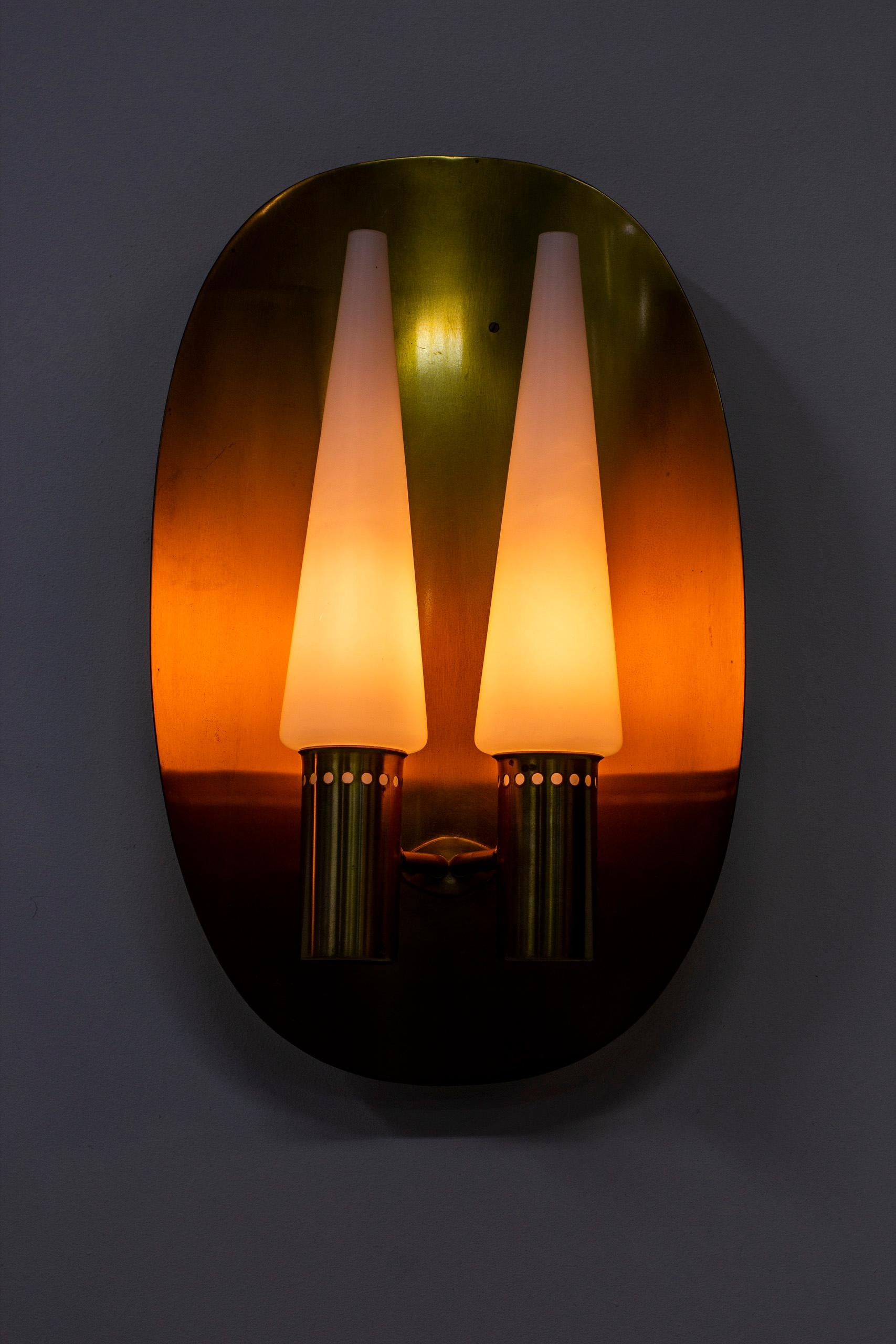 Paire de lampes murales en laiton par Hans-Agne Jakobsson:: Suède:: années 1960 en vente 5
