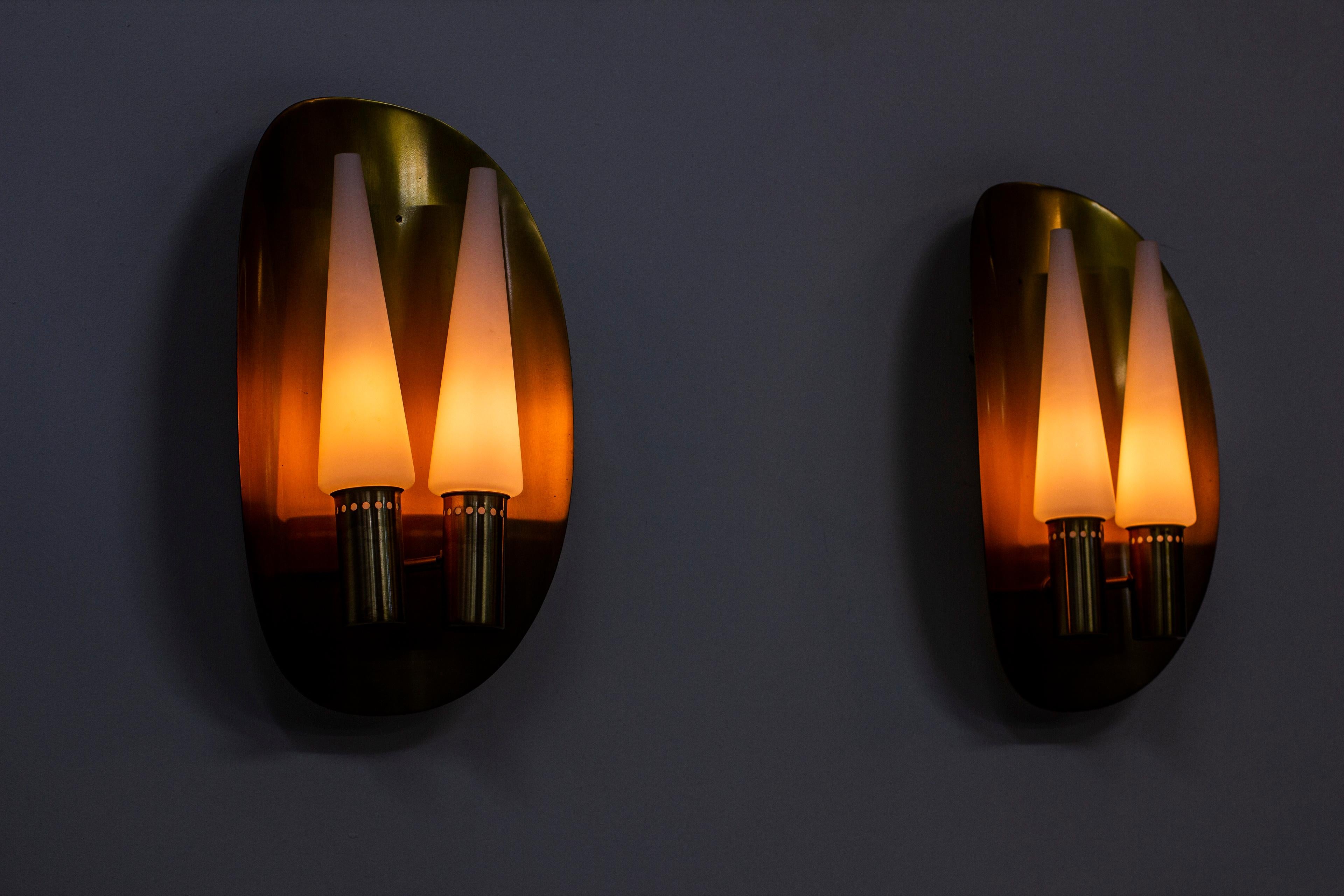 Paire de lampes murales en laiton par Hans-Agne Jakobsson:: Suède:: années 1960 en vente 7