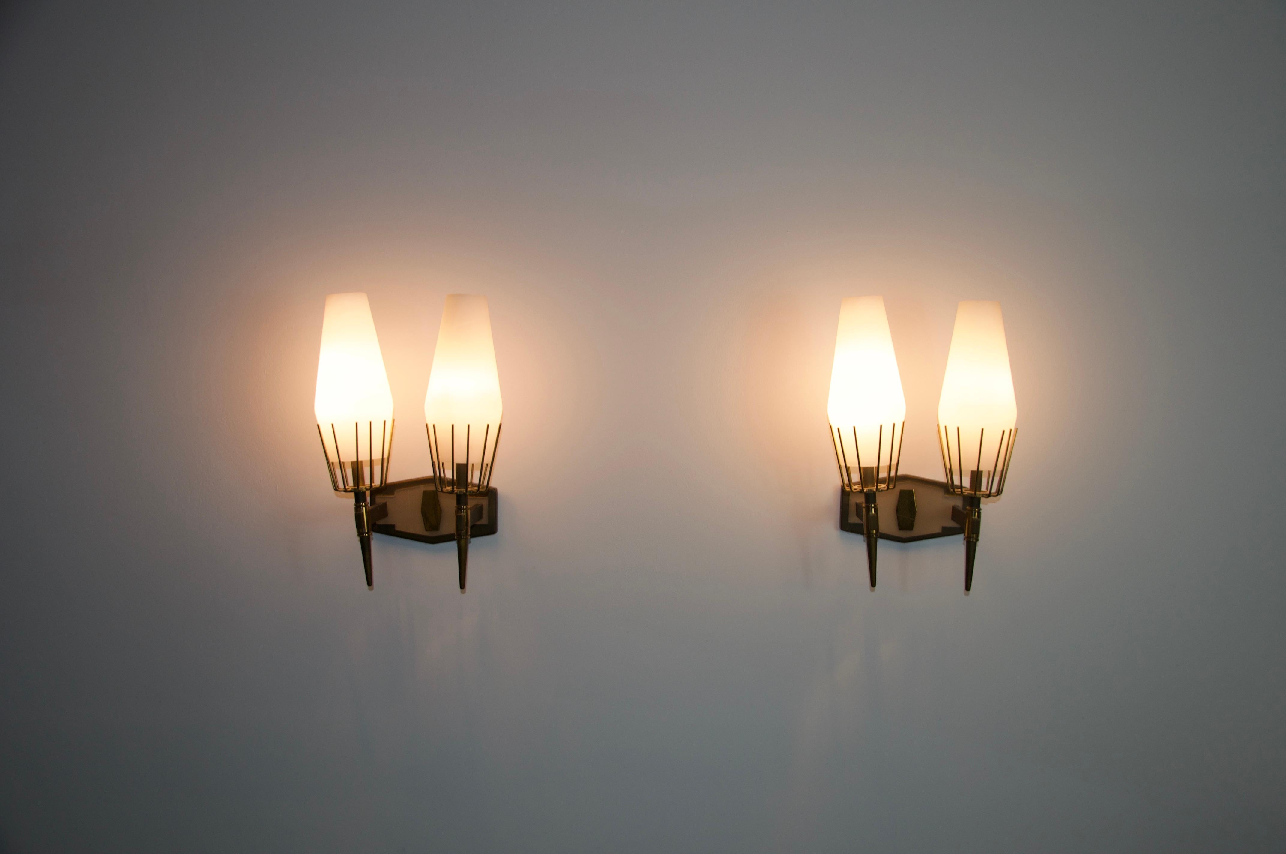 Mid-Century moderno Coppia di lampade da parete in ottone di Stilnovo, Italia, anni '60 in vendita
