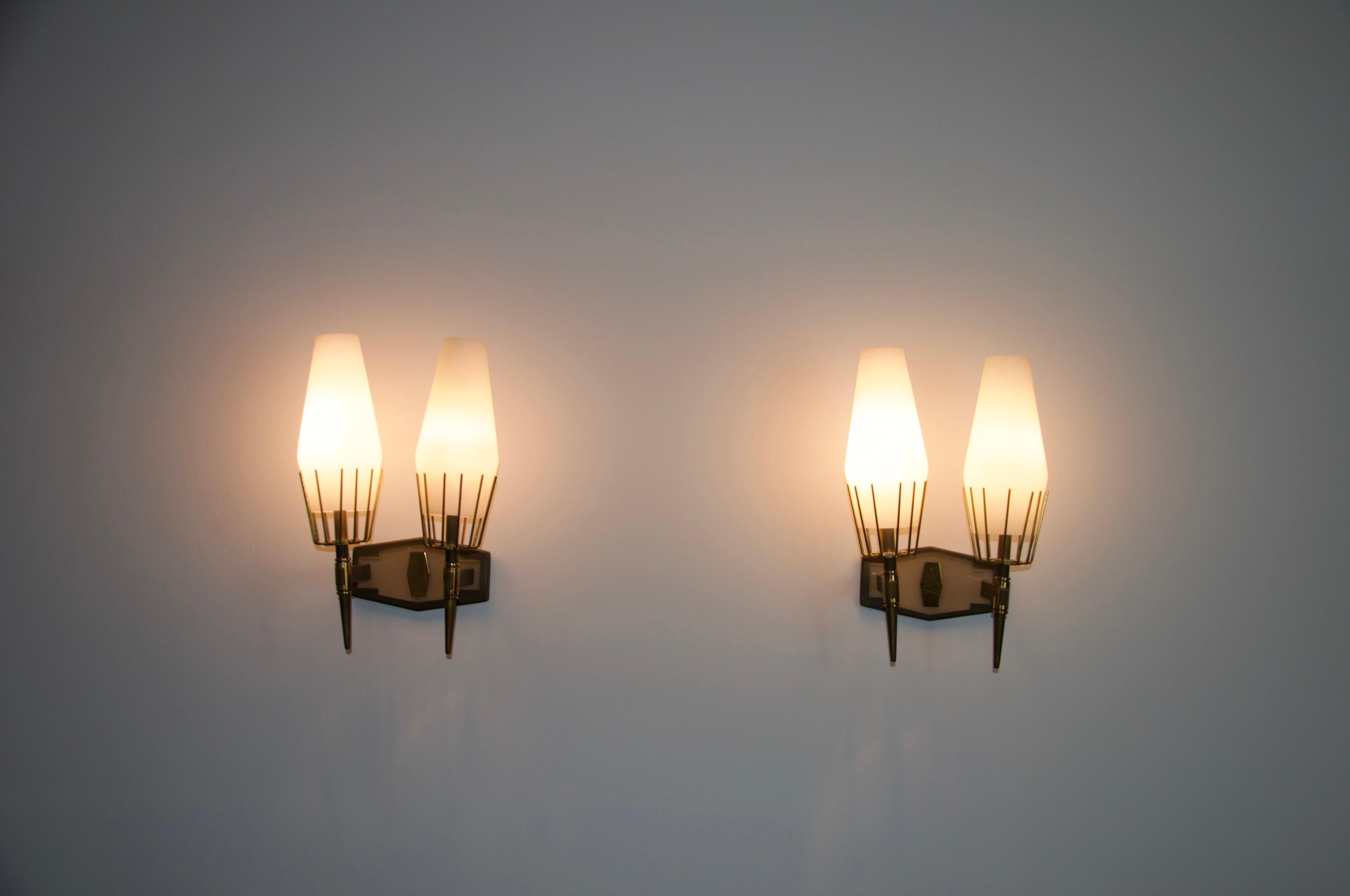 Italiano Coppia di lampade da parete in ottone di Stilnovo, Italia, anni '60 in vendita