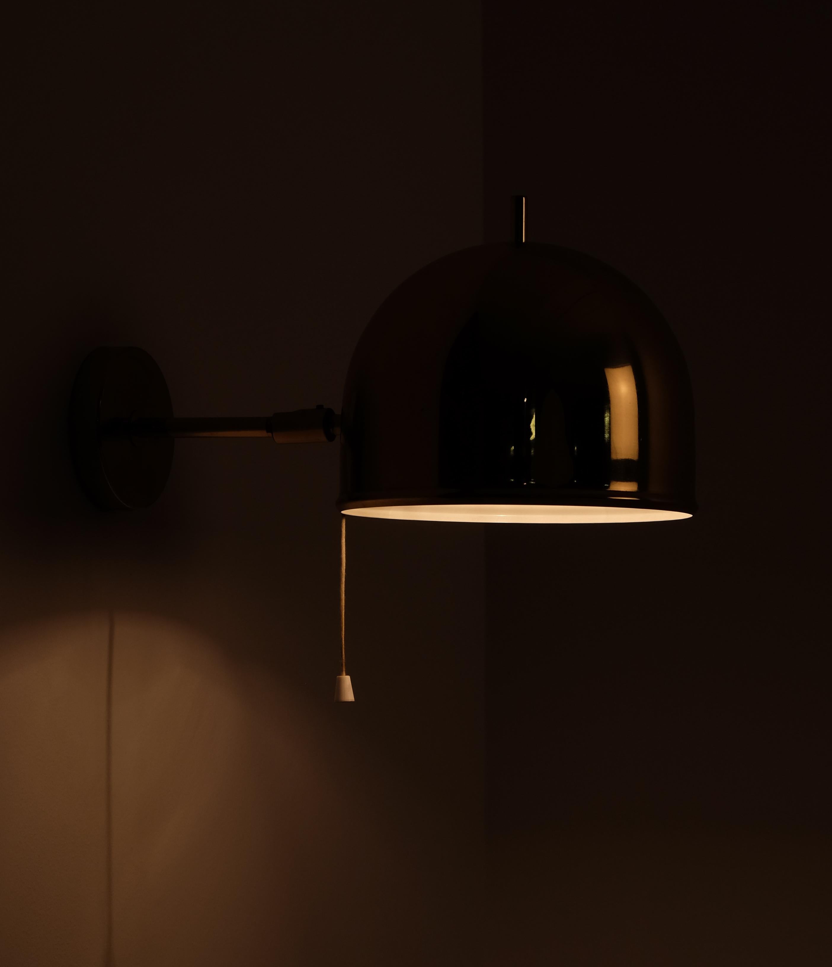 Lampade da parete/da letto in ottone, modello V-75 prodotto da Bergboms su design di Eje Ahlgren, Svezia, anni '60.
Ottime condizioni. Il prezzo indicato è per la coppia.