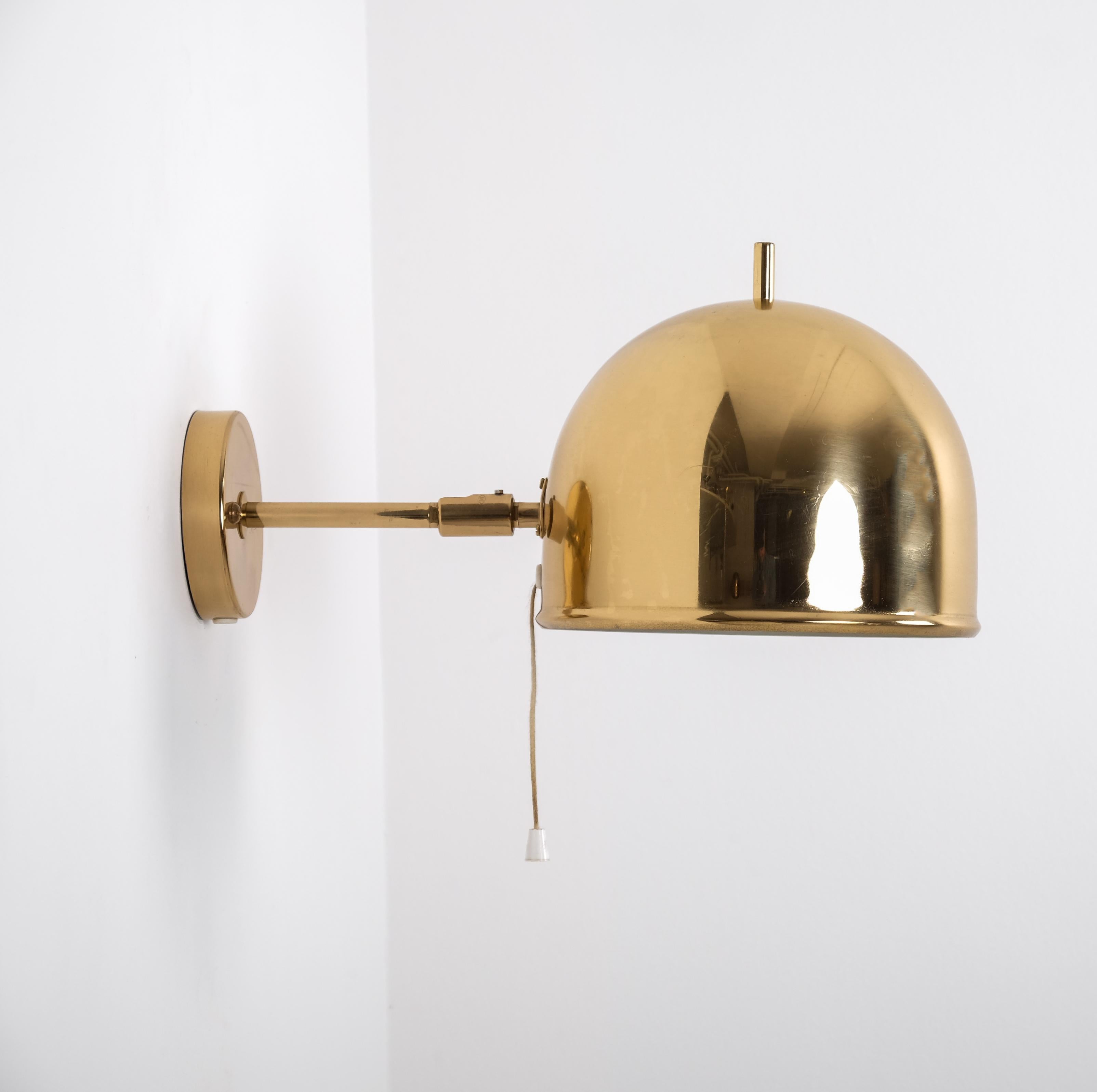 Svedese Coppia di lampade da parete in ottone, modello V.I.I., Bergboms, Svezia, anni '60 in vendita