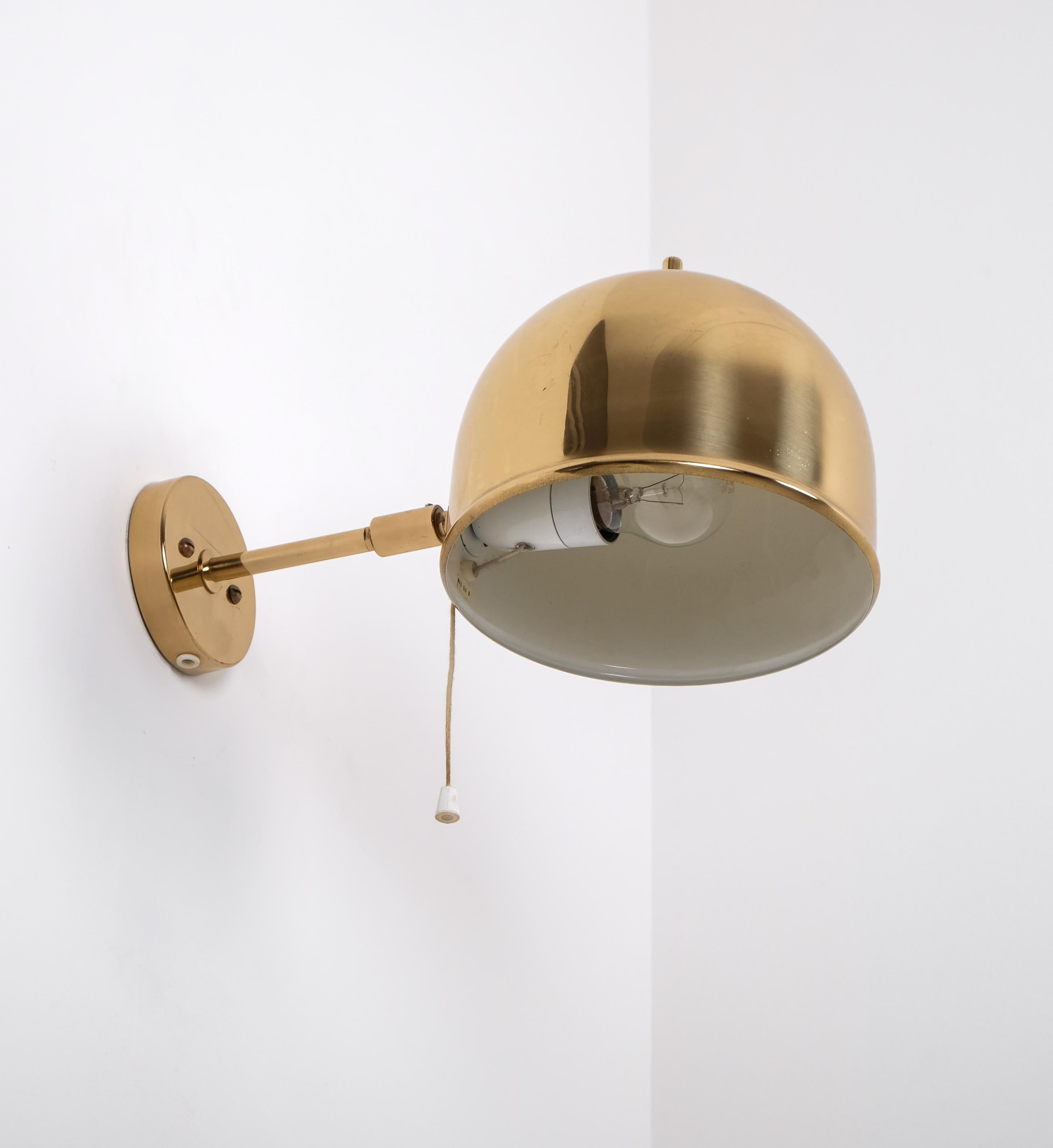 Coppia di lampade da parete in ottone, modello V.I.I., Bergboms, Svezia, anni '60 In condizioni buone in vendita a Stockholm, SE