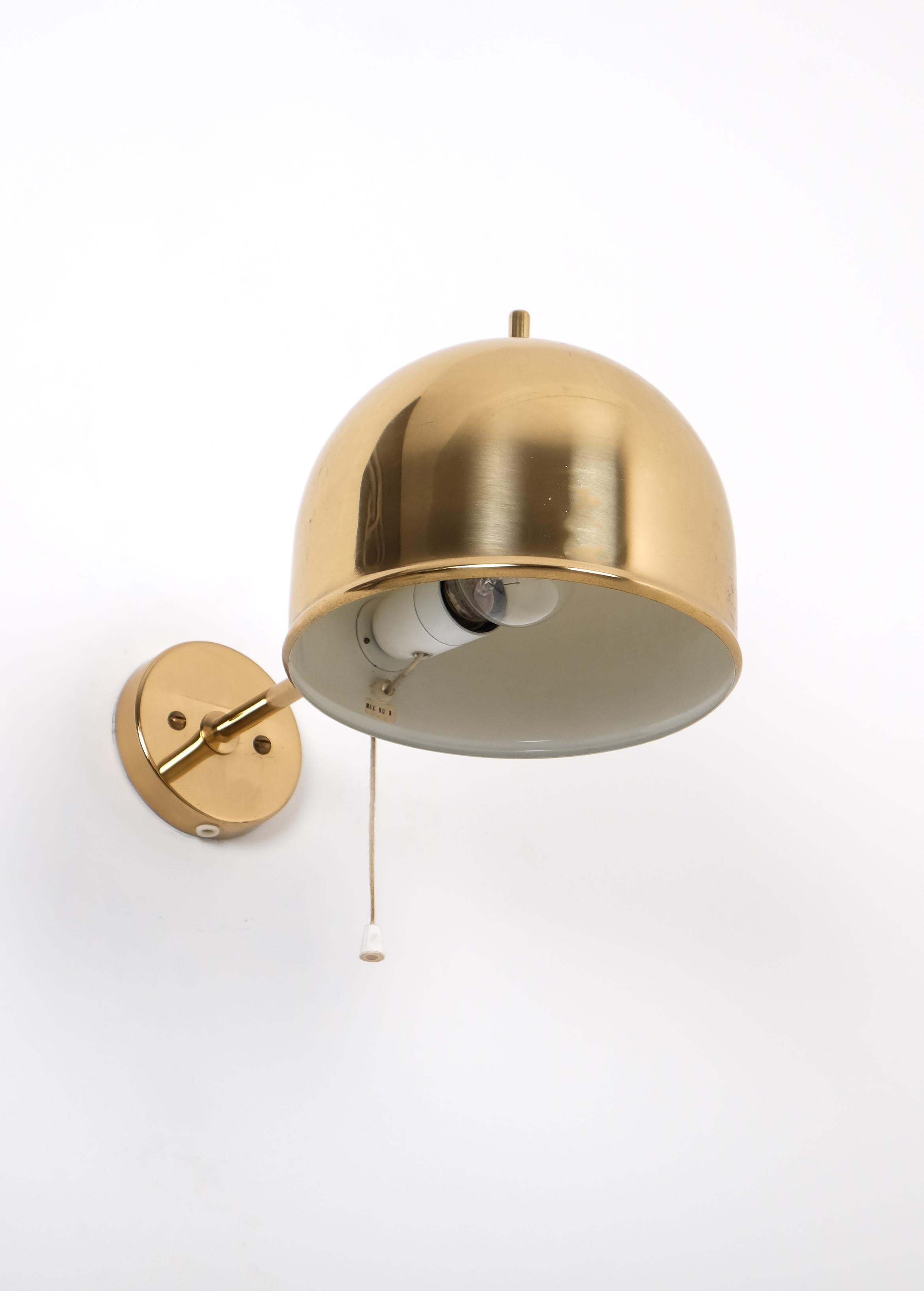 Metà XX secolo Coppia di lampade da parete in ottone, modello V.I.I., Bergboms, Svezia, anni '60 in vendita