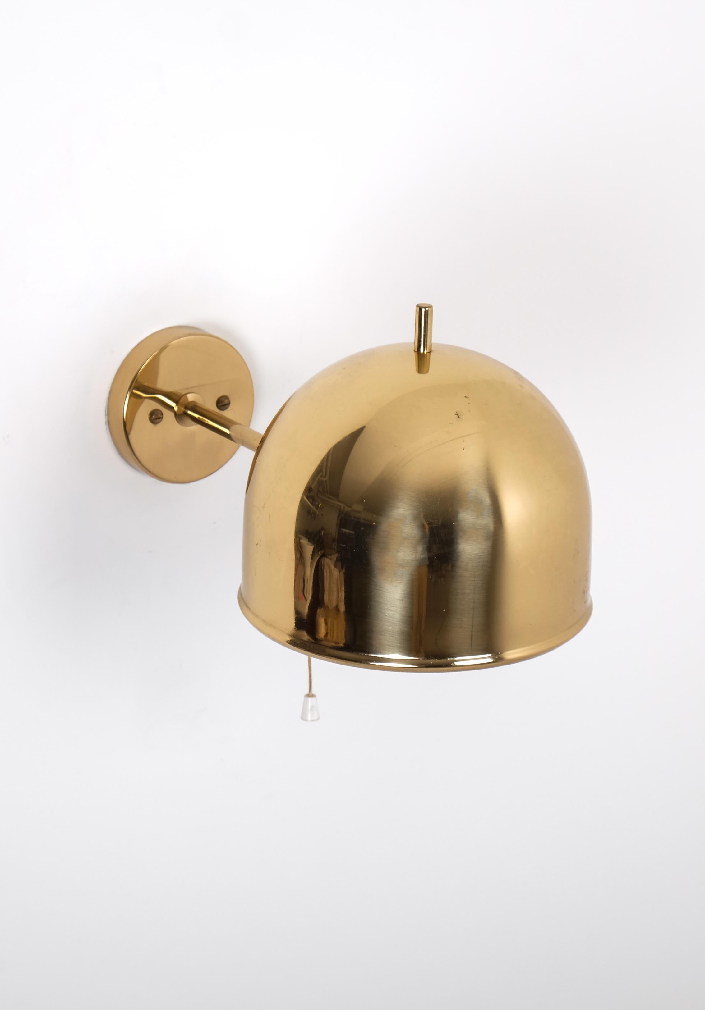 Ottone Coppia di lampade da parete in ottone, modello V.I.I., Bergboms, Svezia, anni '60 in vendita