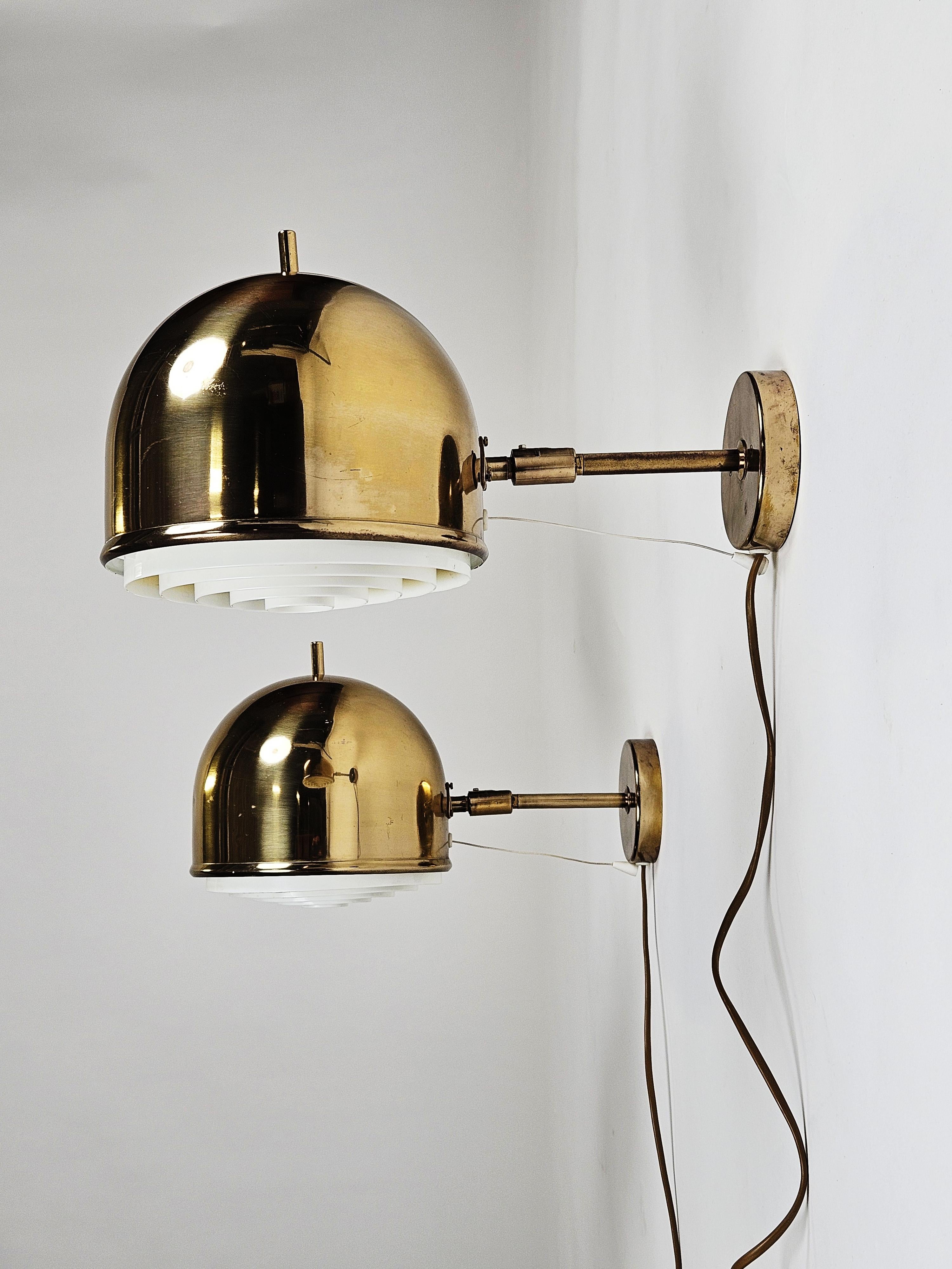 Wall lamps designed by Eje Ahlgren model 'V75S' produced by Bergboms, Sweden, during the 1960s. 

Adjustable. Rare model, made in brass and plastic. 

Some dents and stains on brass. 