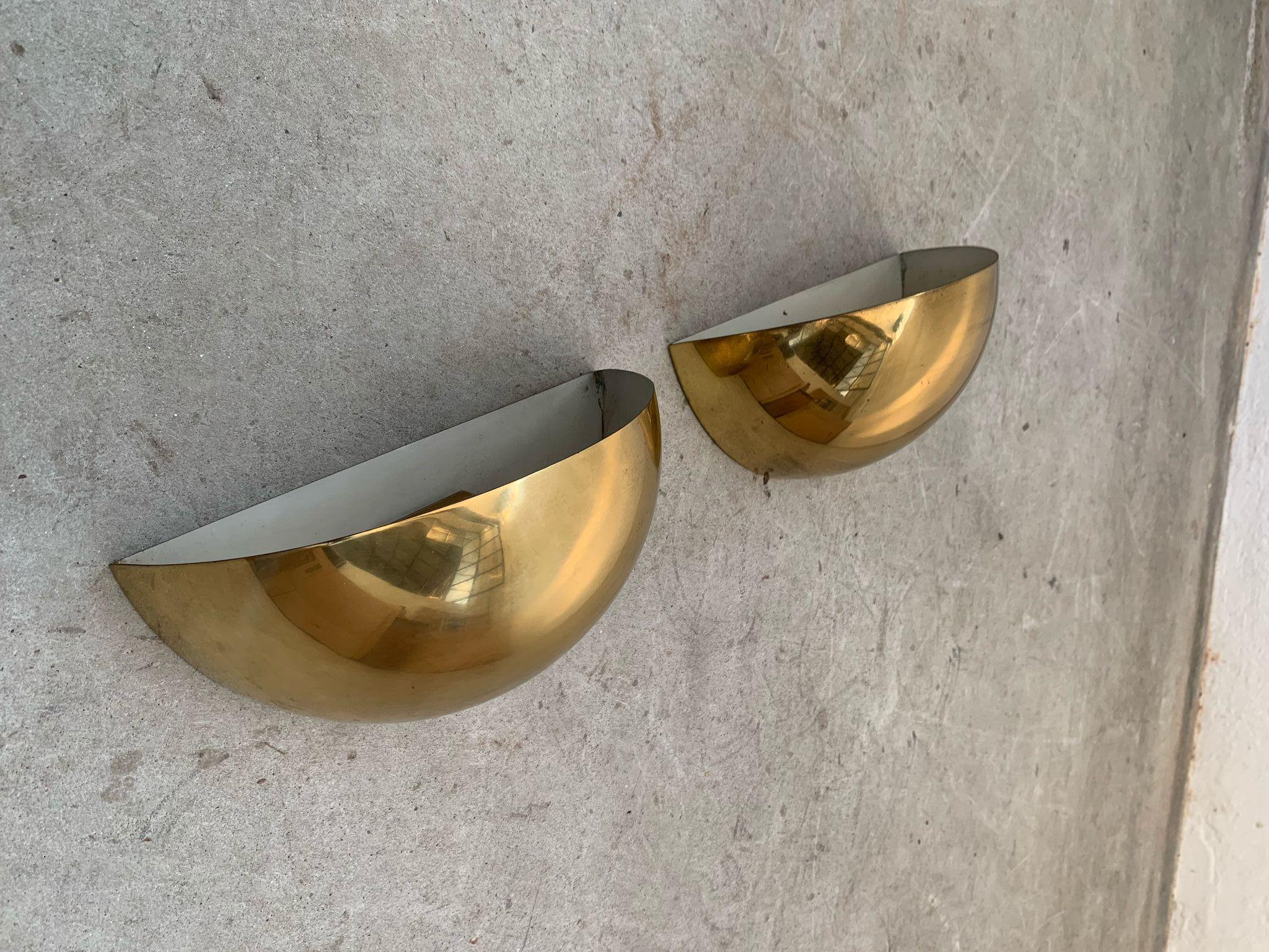 Paire d'appliques en laiton des années 70, 

Paire d'appliques en laiton aux formes classiques et intemporelles, parfaites pour tout type de maison.  

mesure 33 cm de largeur, 16 cm de profondeur et 16 cm de hauteur 

